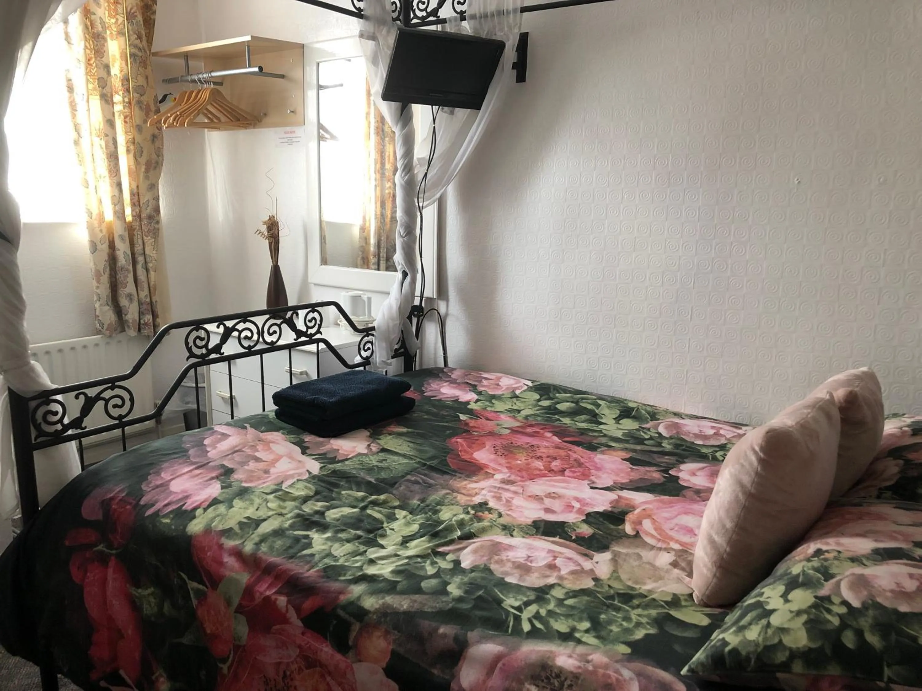 Bed in Melrose Hotel