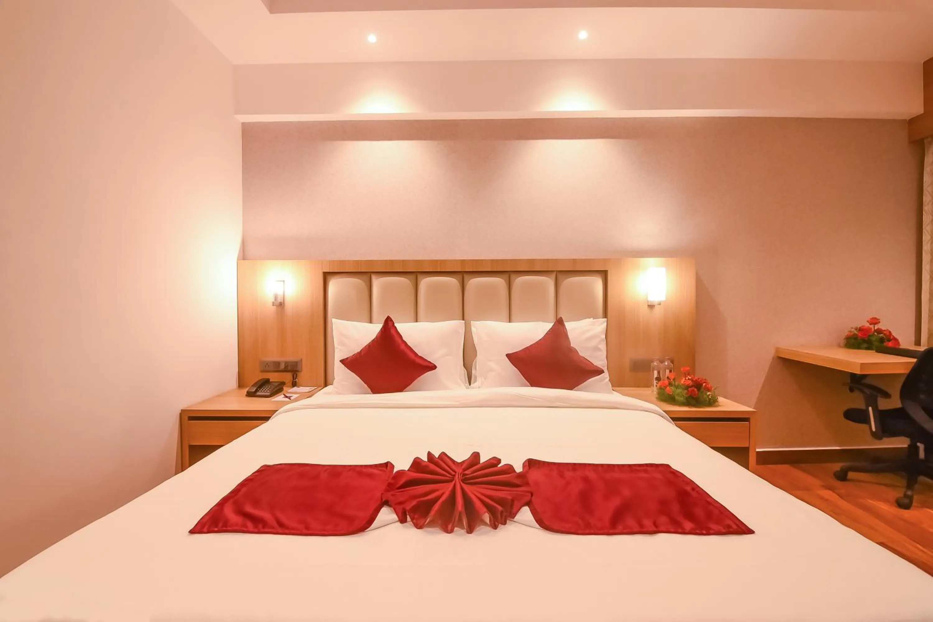 Bed in Emerald Clarks Inn Suites