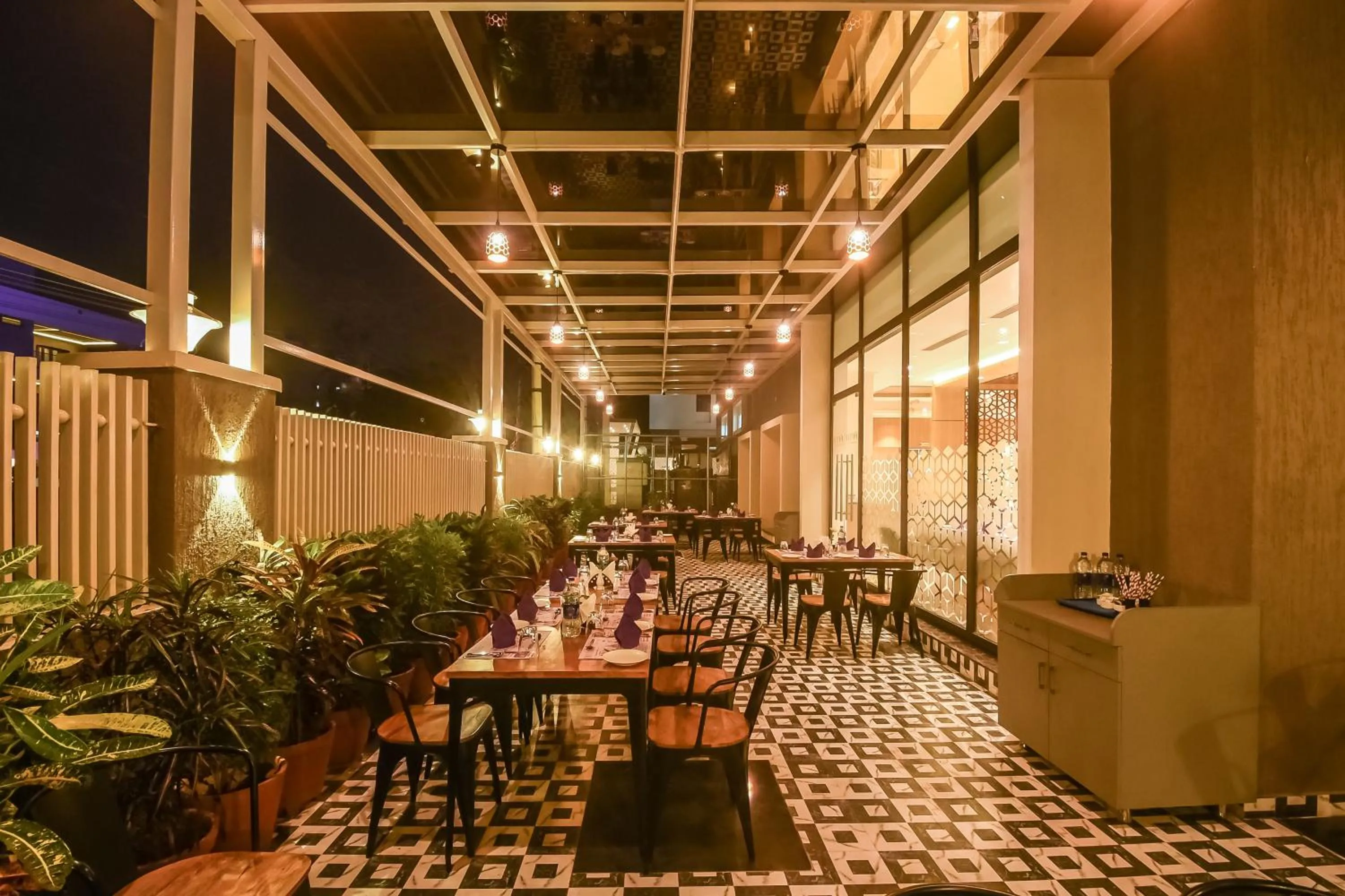 Buffet breakfast in Emerald Clarks Inn Suites