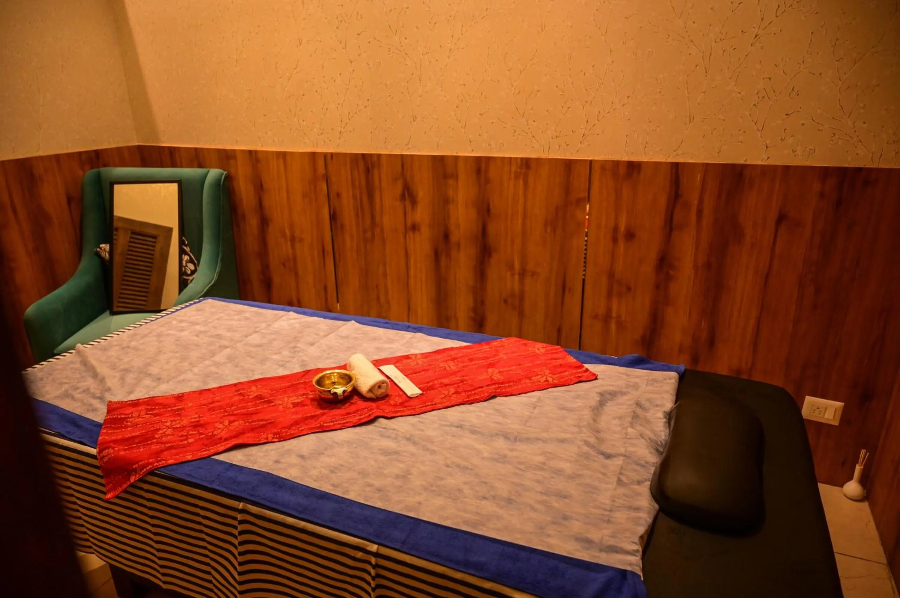 Spa and wellness centre/facilities, Bed in Emerald Clarks Inn Suites