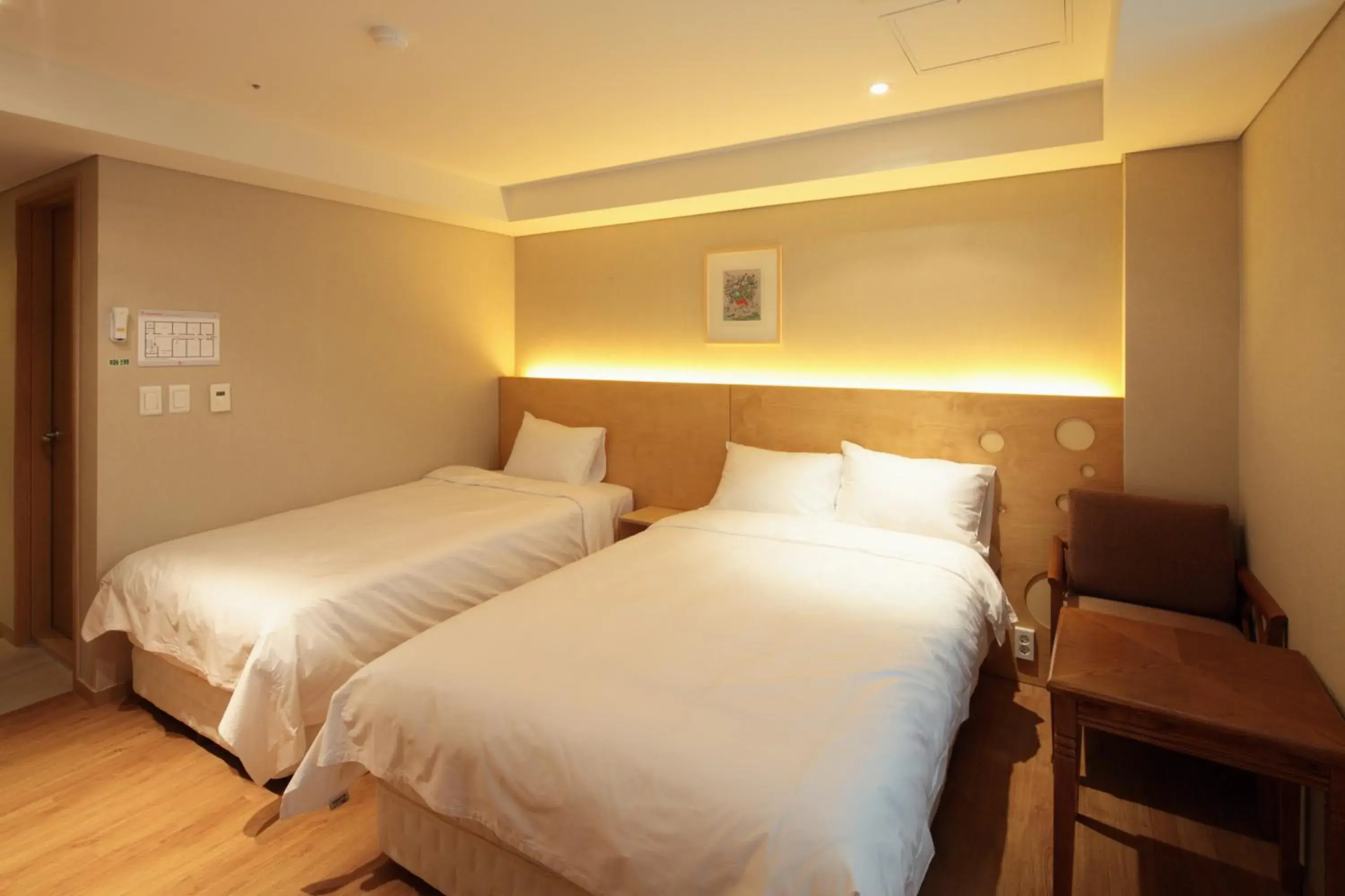 Twin Room in Dream House Twin Room in Dream House