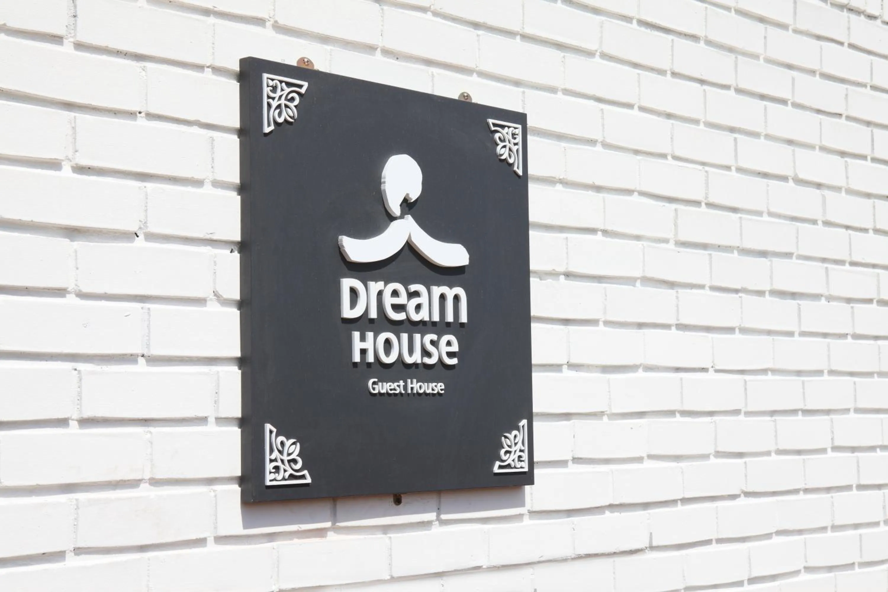 Property logo or sign in Dream House