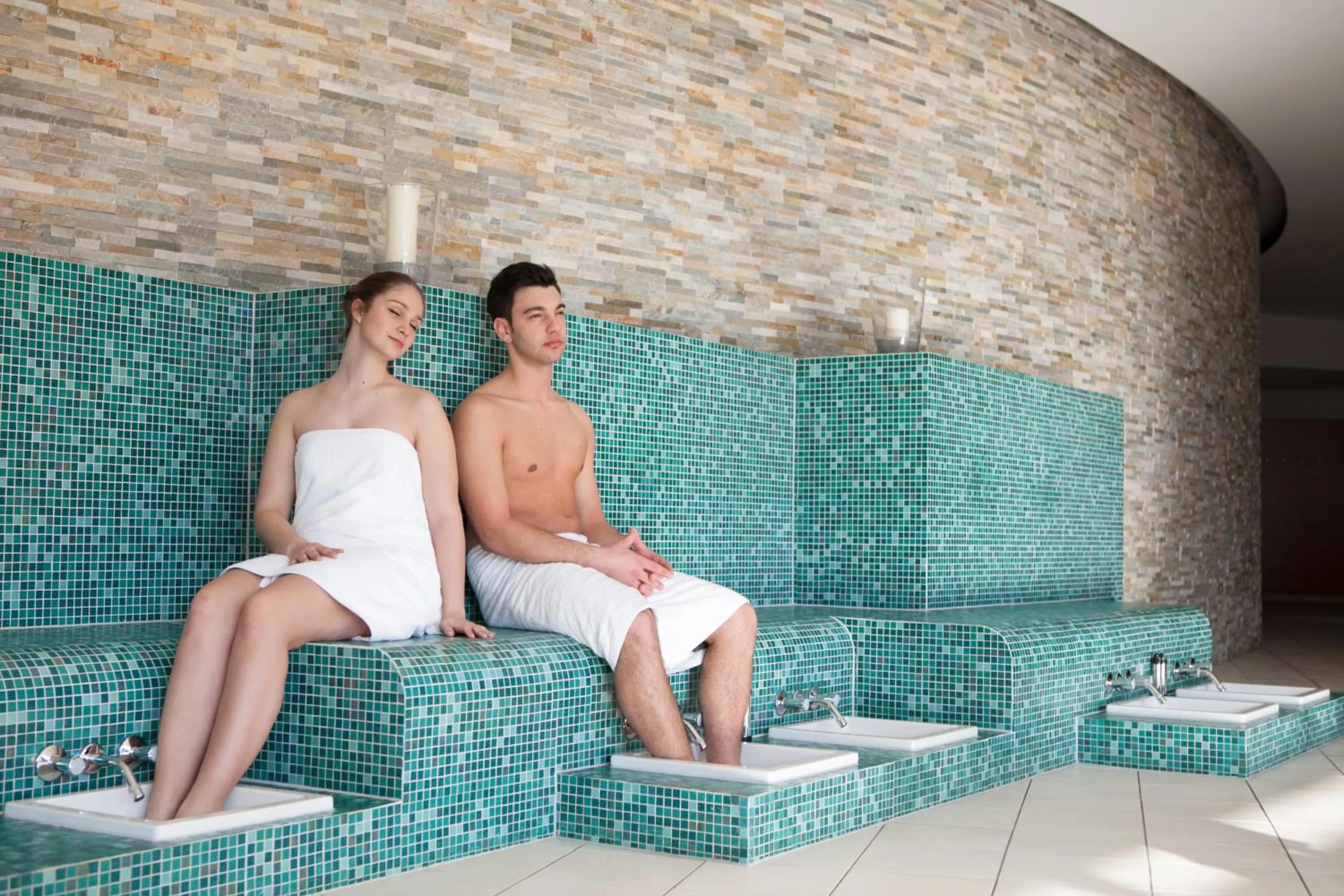 People in Hotel an der Therme