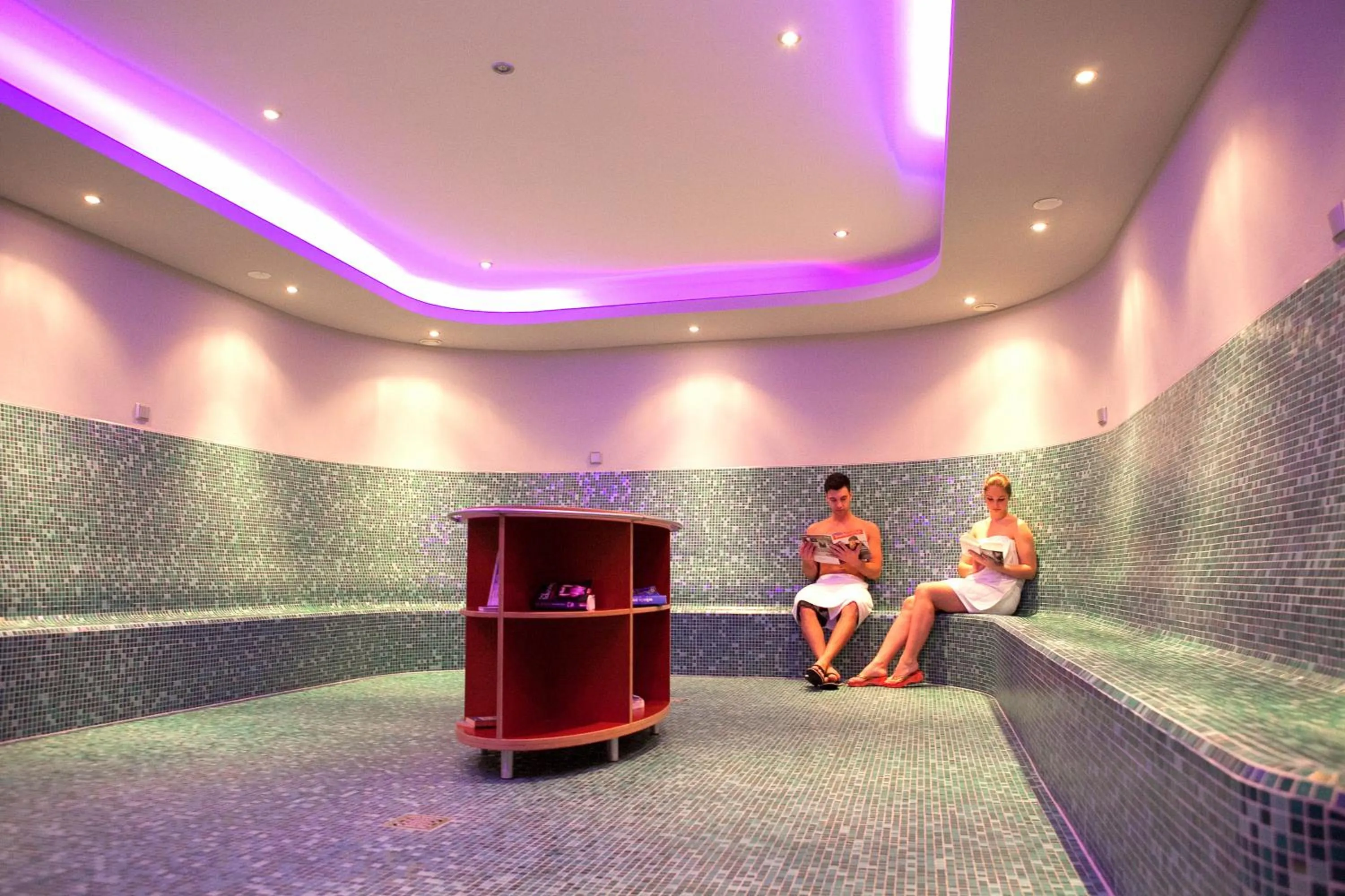 People in Hotel an der Therme