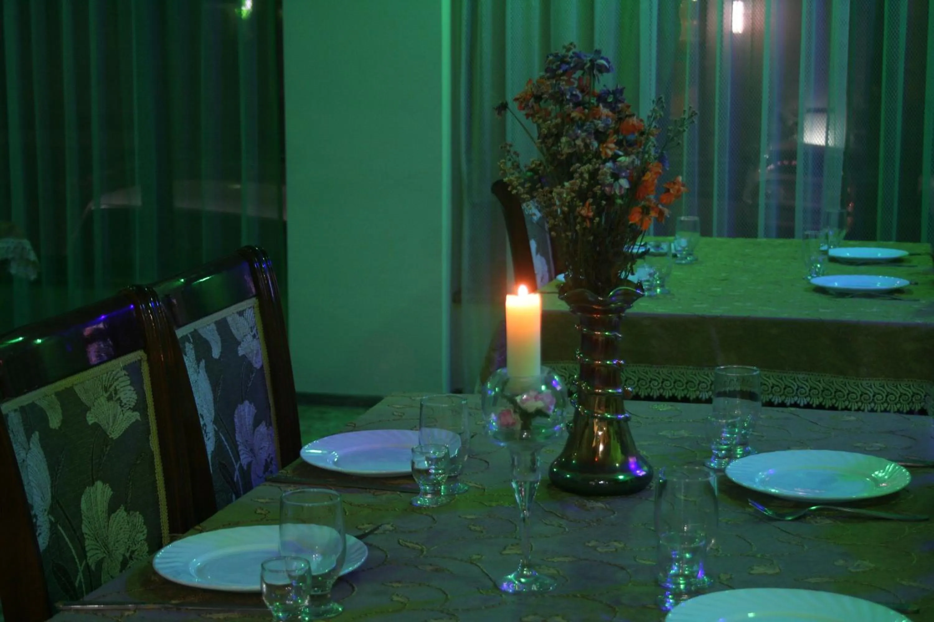 Restaurant/places to eat in Hotel Noy