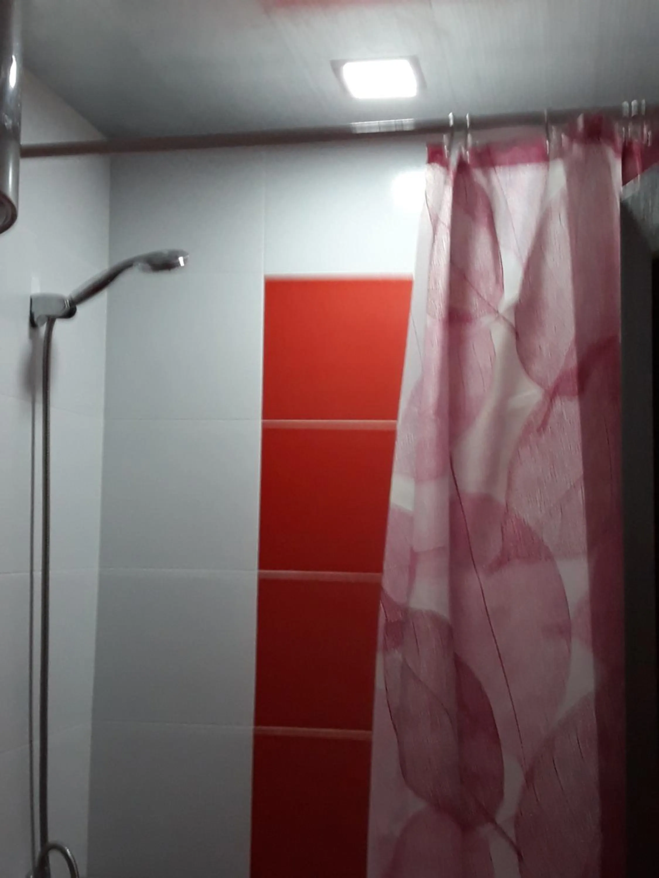 Shower in Hotel Noy