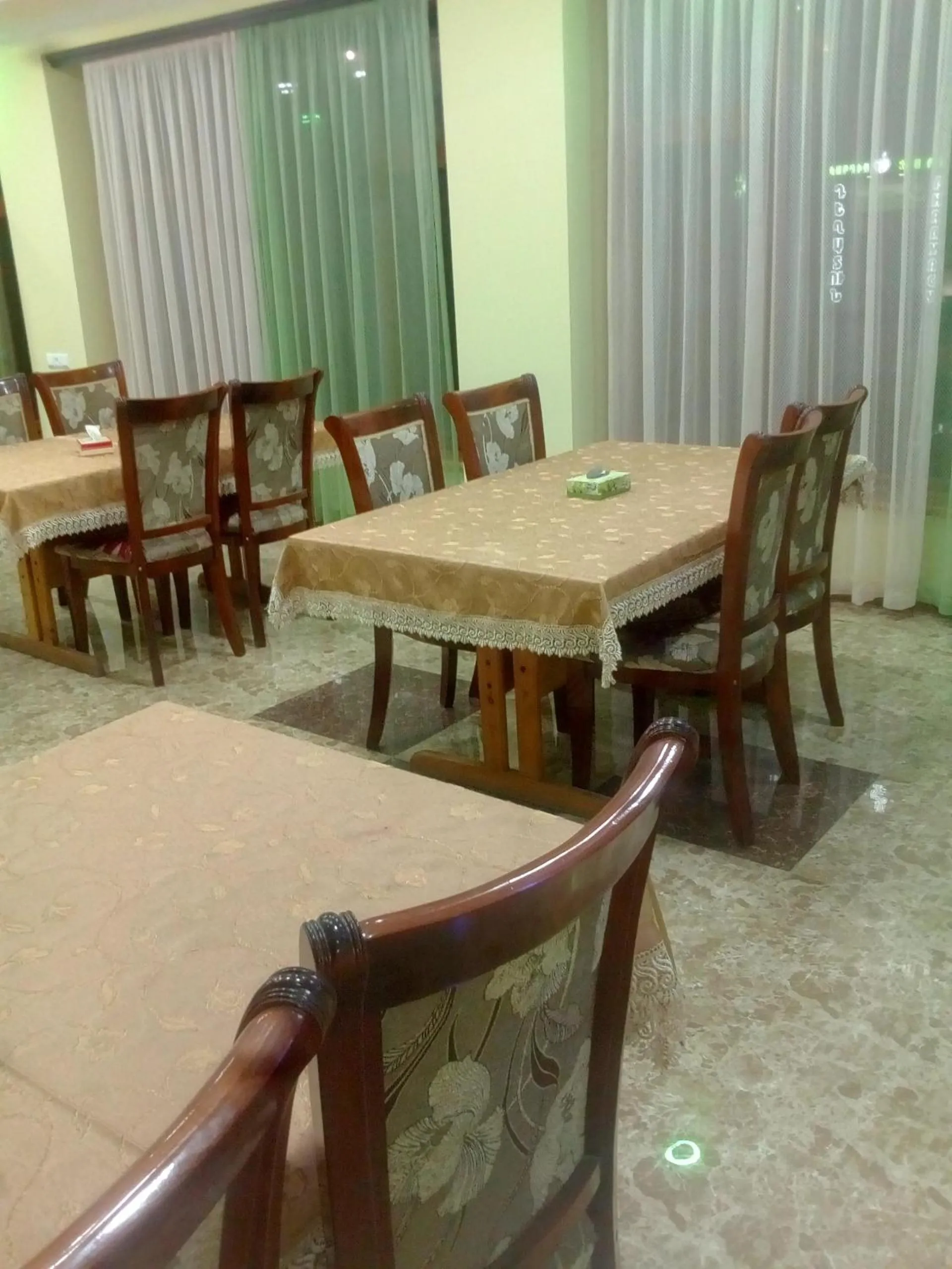 Restaurant/places to eat in Hotel Noy