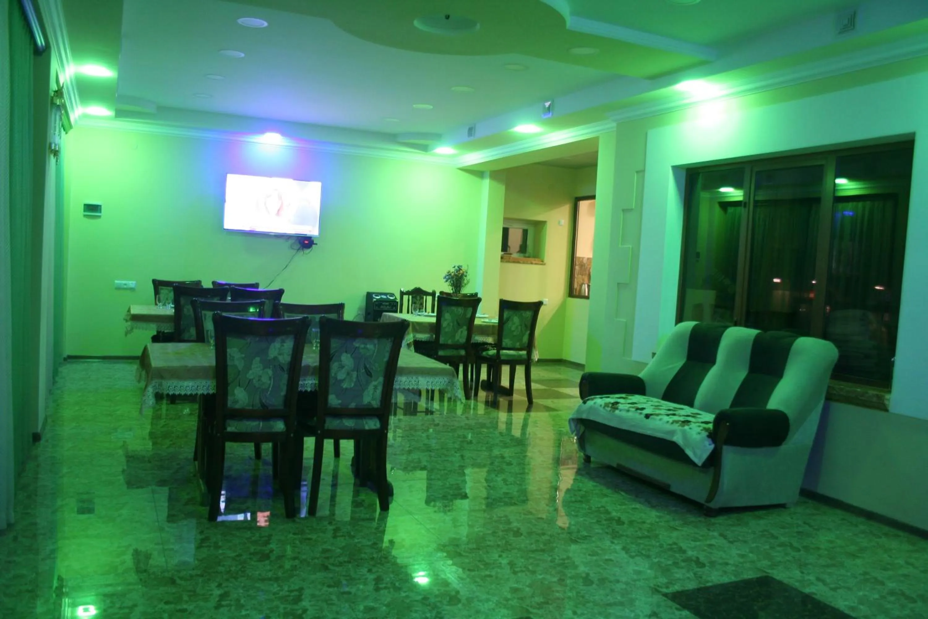 Restaurant/places to eat in Hotel Noy