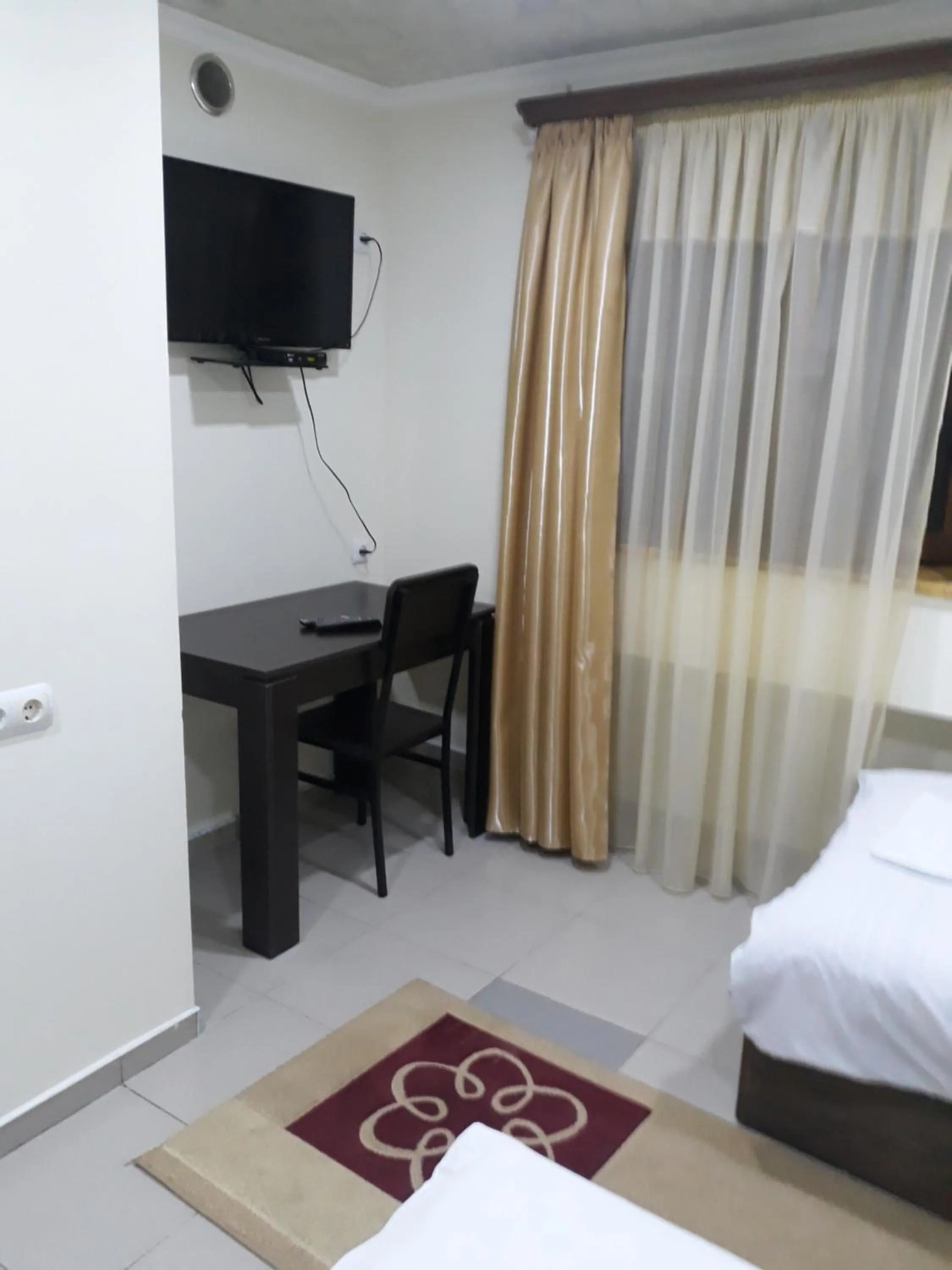 Communal lounge/ TV room, Bed in Hotel Noy