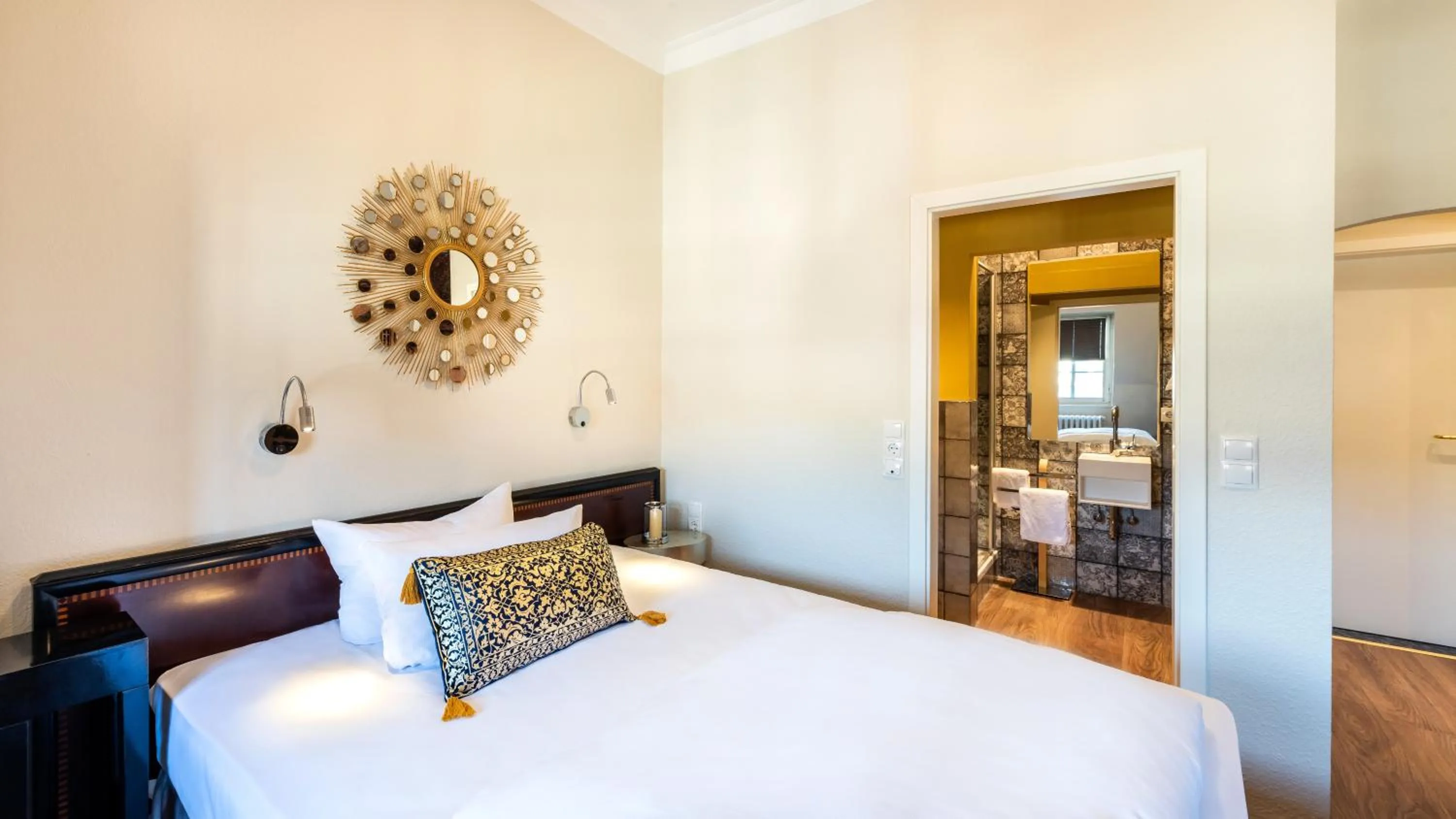 Bathroom, Bed in Hotel Würzburger Hof ****