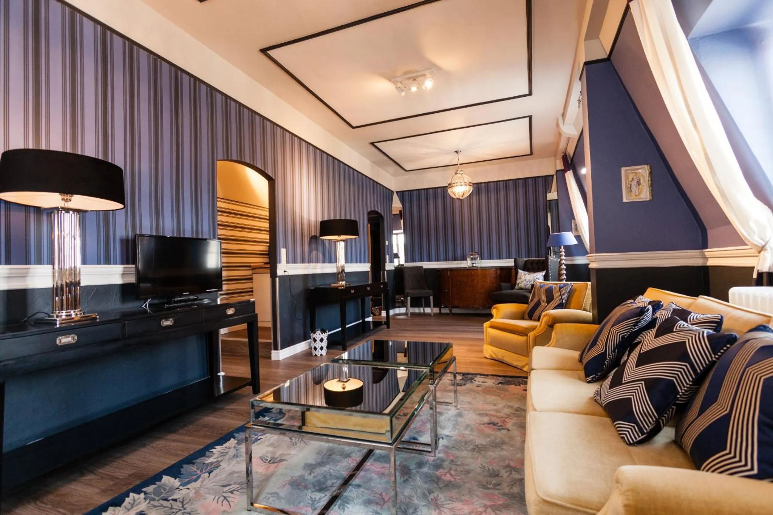 Communal lounge/ TV room in Hotel Würzburger Hof ****