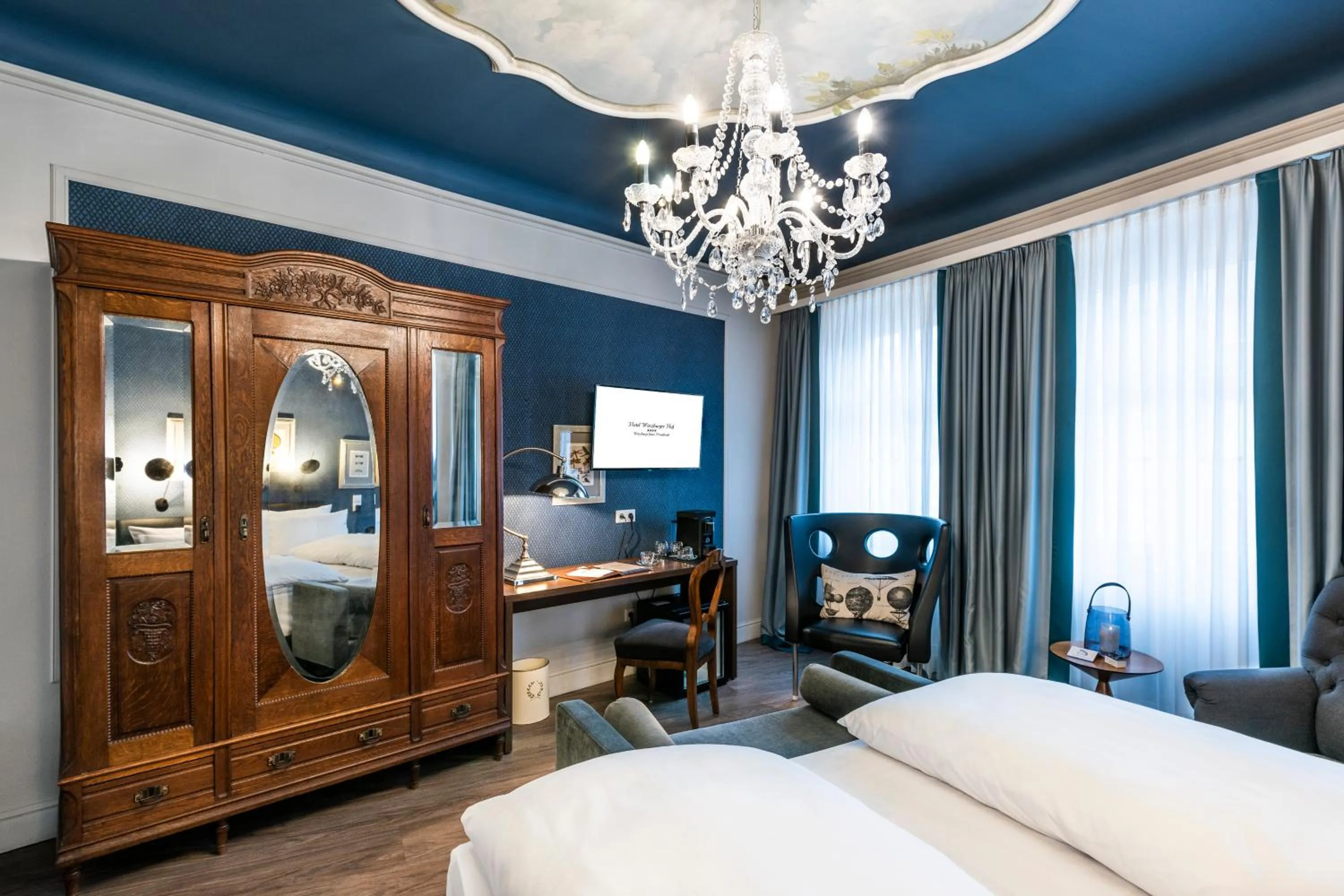 Bed in Hotel Würzburger Hof ****