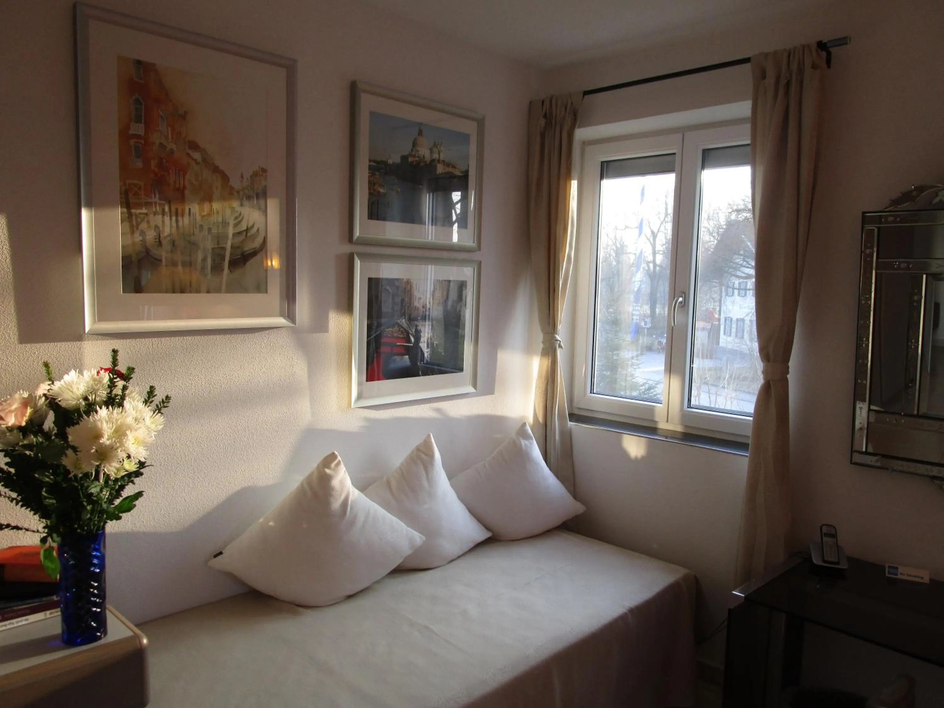Seating area, Bed in Chalet Valley