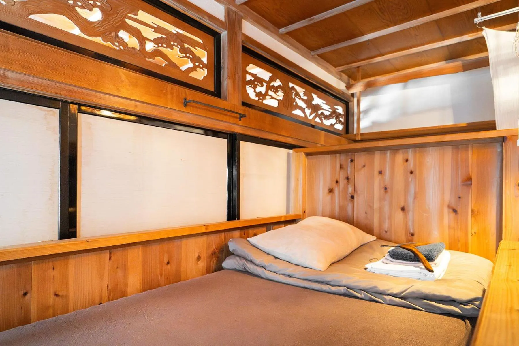 Bed in 1166 Backpackers