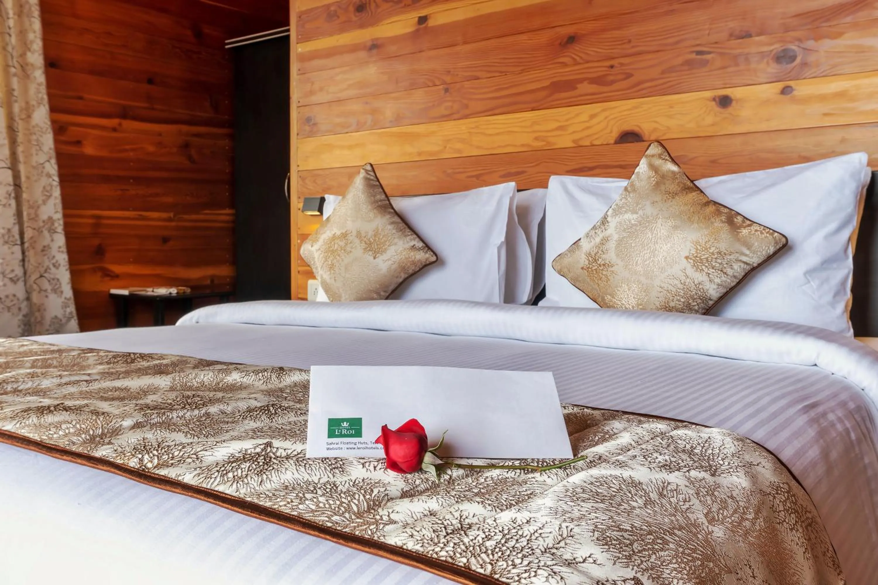 Bed in Le ROI Floating Huts & Eco Rooms Tehri