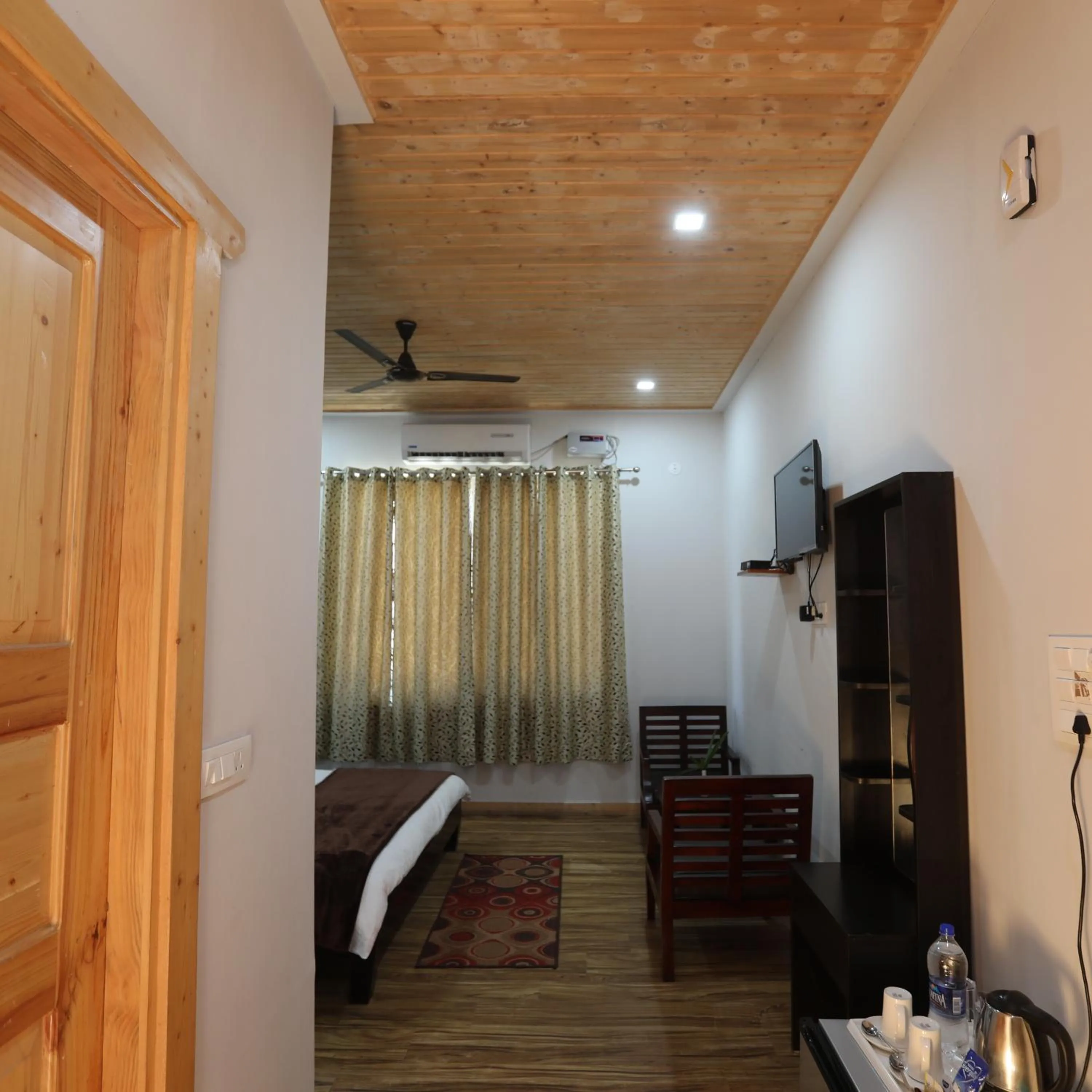 Guests, Bed in Le ROI Floating Huts & Eco Rooms Tehri
