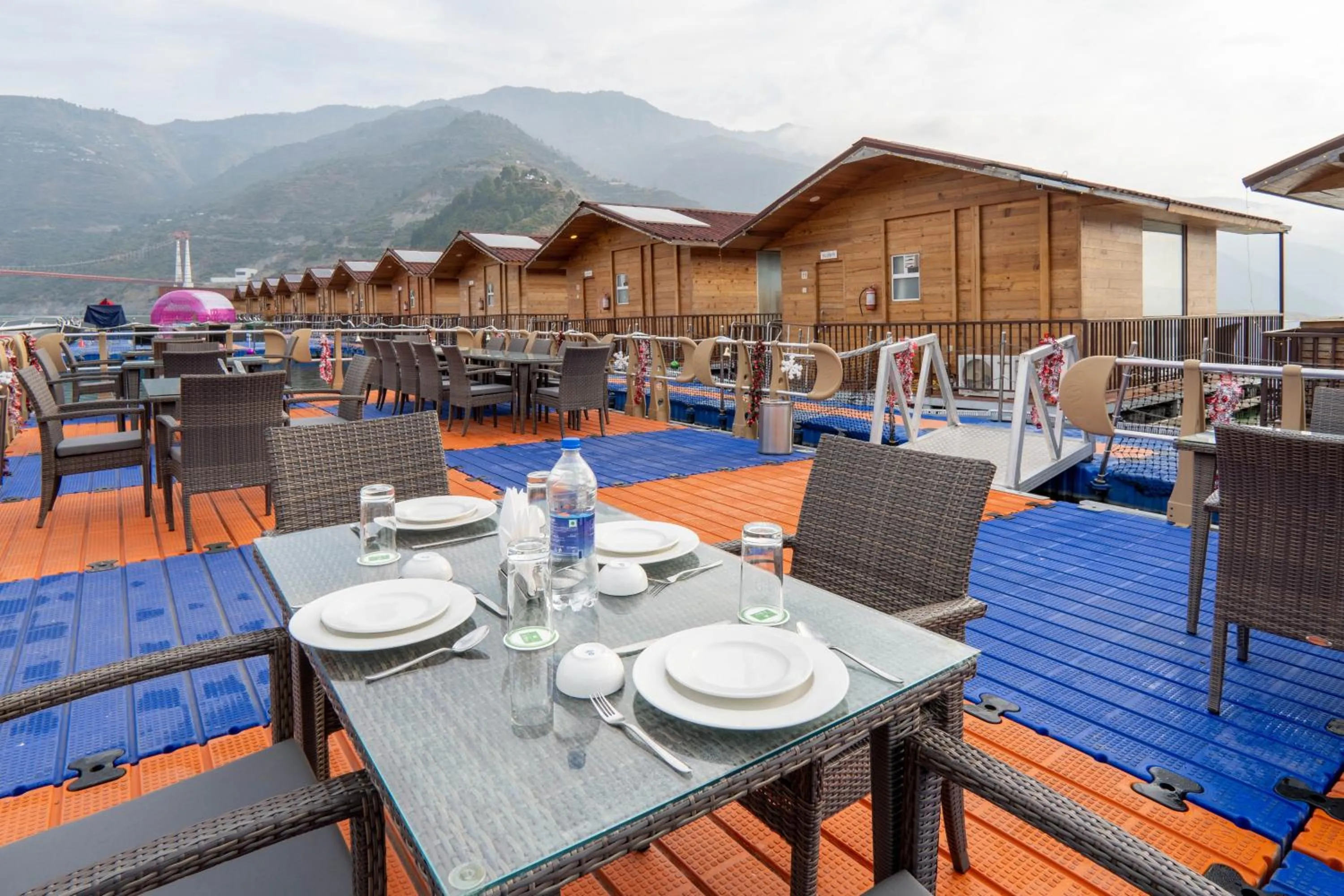Restaurant/places to eat in Le ROI Floating Huts & Eco Rooms Tehri