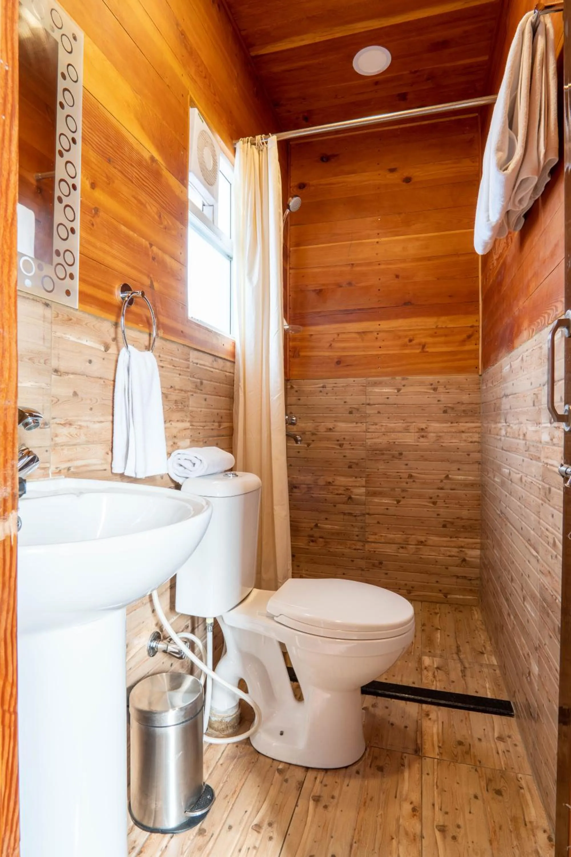 Bathroom in Le ROI Floating Huts & Eco Rooms Tehri
