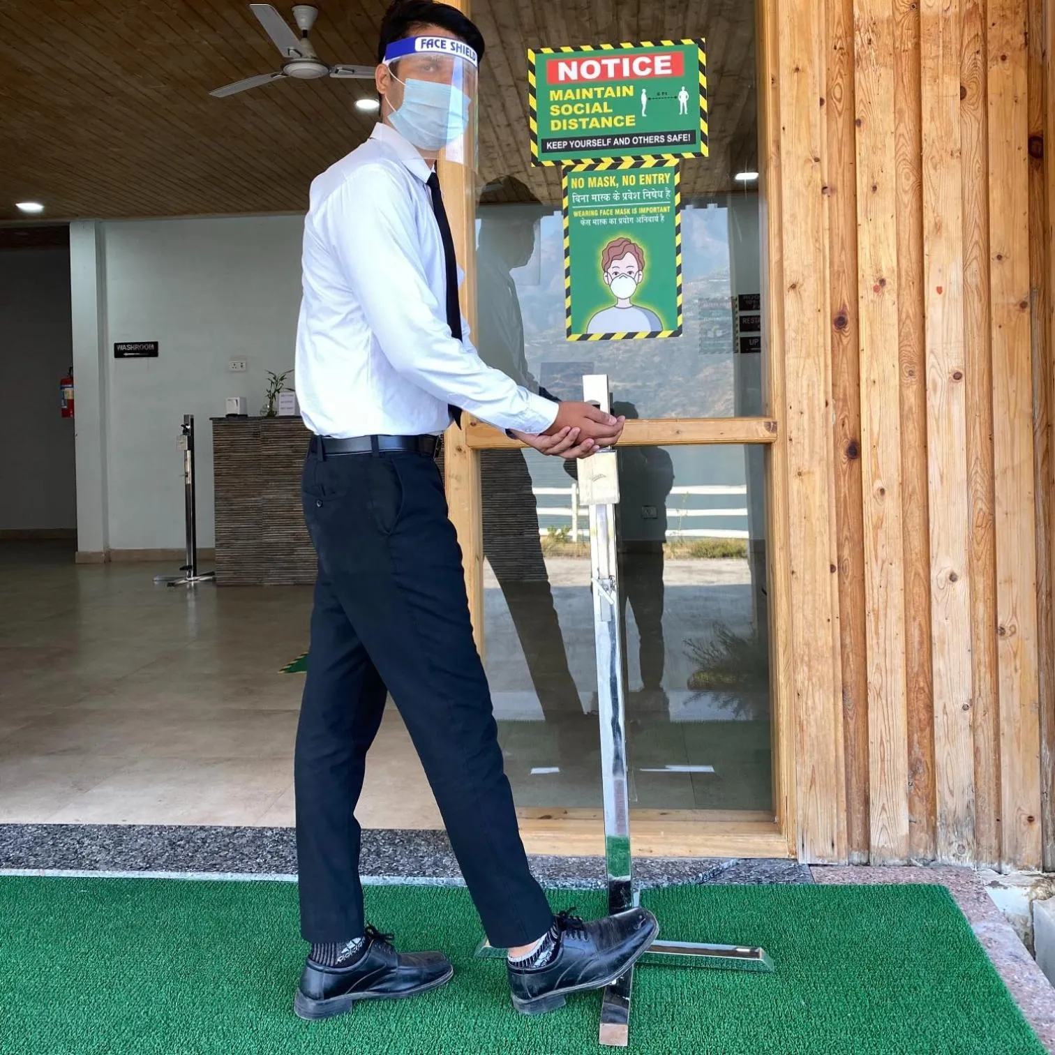 Staff in Le ROI Floating Huts & Eco Rooms Tehri