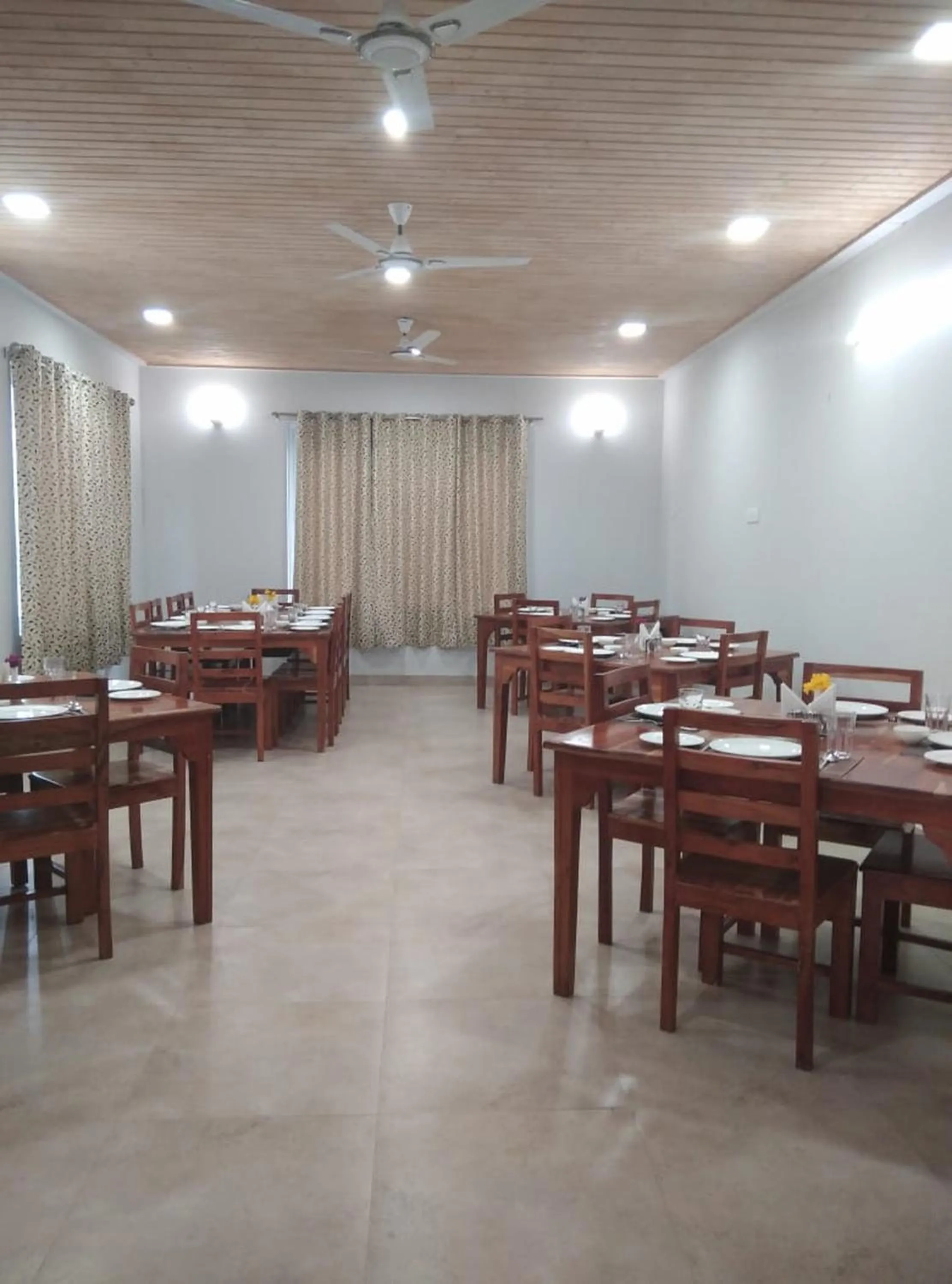 Restaurant/places to eat in Le ROI Floating Huts & Eco Rooms Tehri