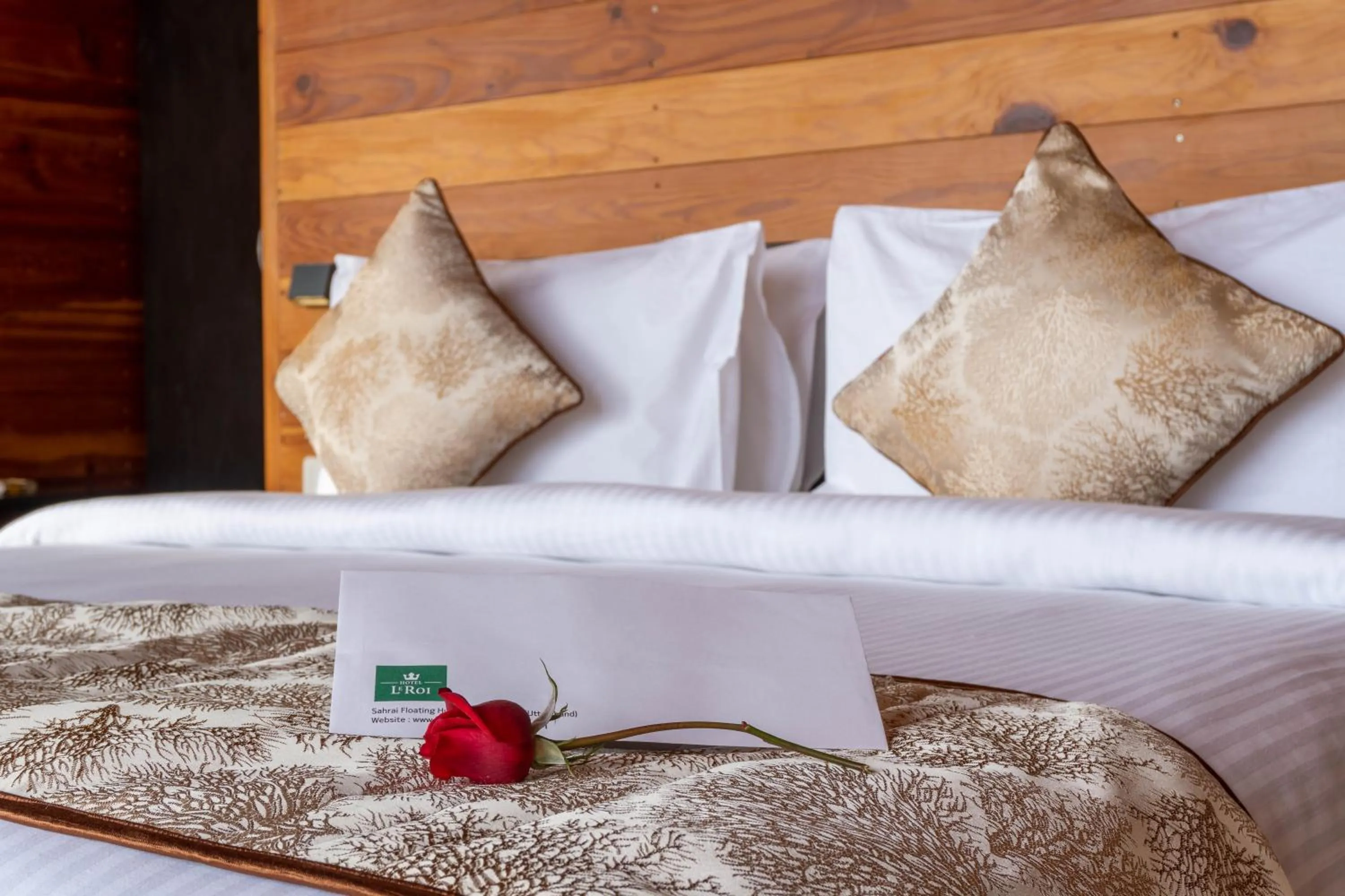 Bed in Le ROI Floating Huts & Eco Rooms Tehri