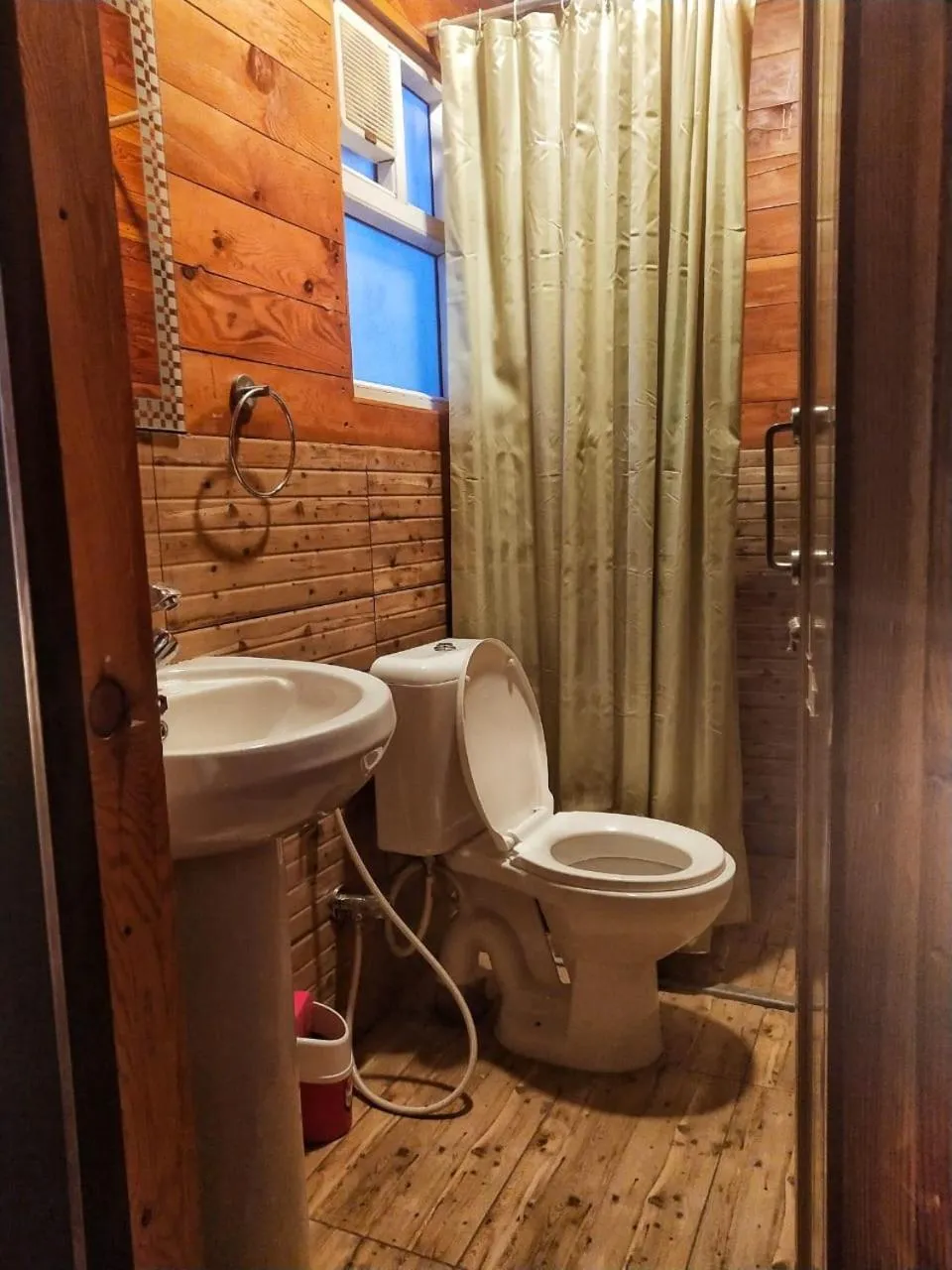 Bathroom in Le ROI Floating Huts & Eco Rooms Tehri