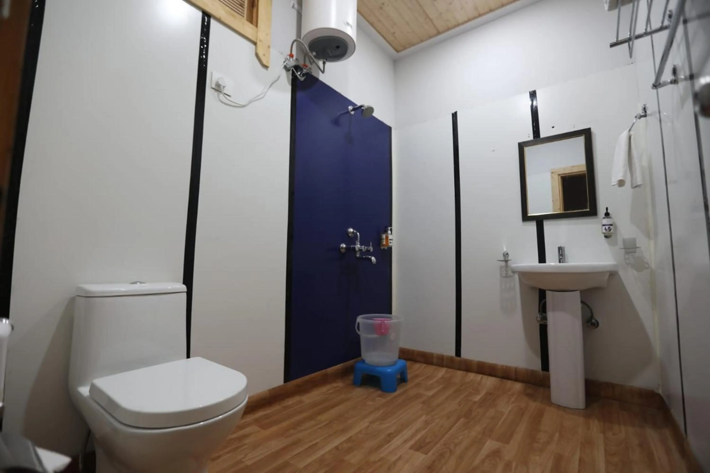 Bathroom in Le ROI Floating Huts & Eco Rooms Tehri