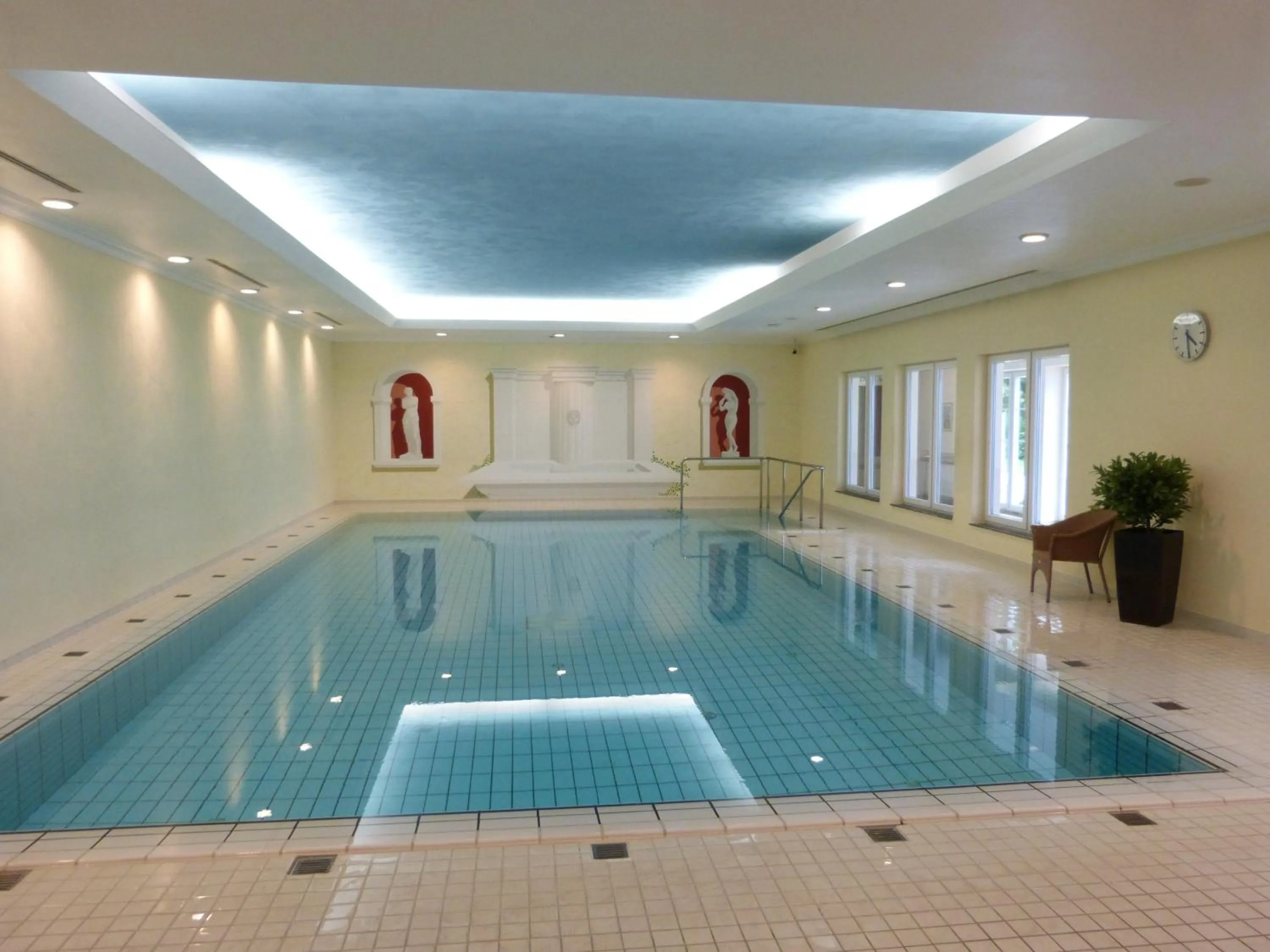 Swimming pool in Hotel Roshop
