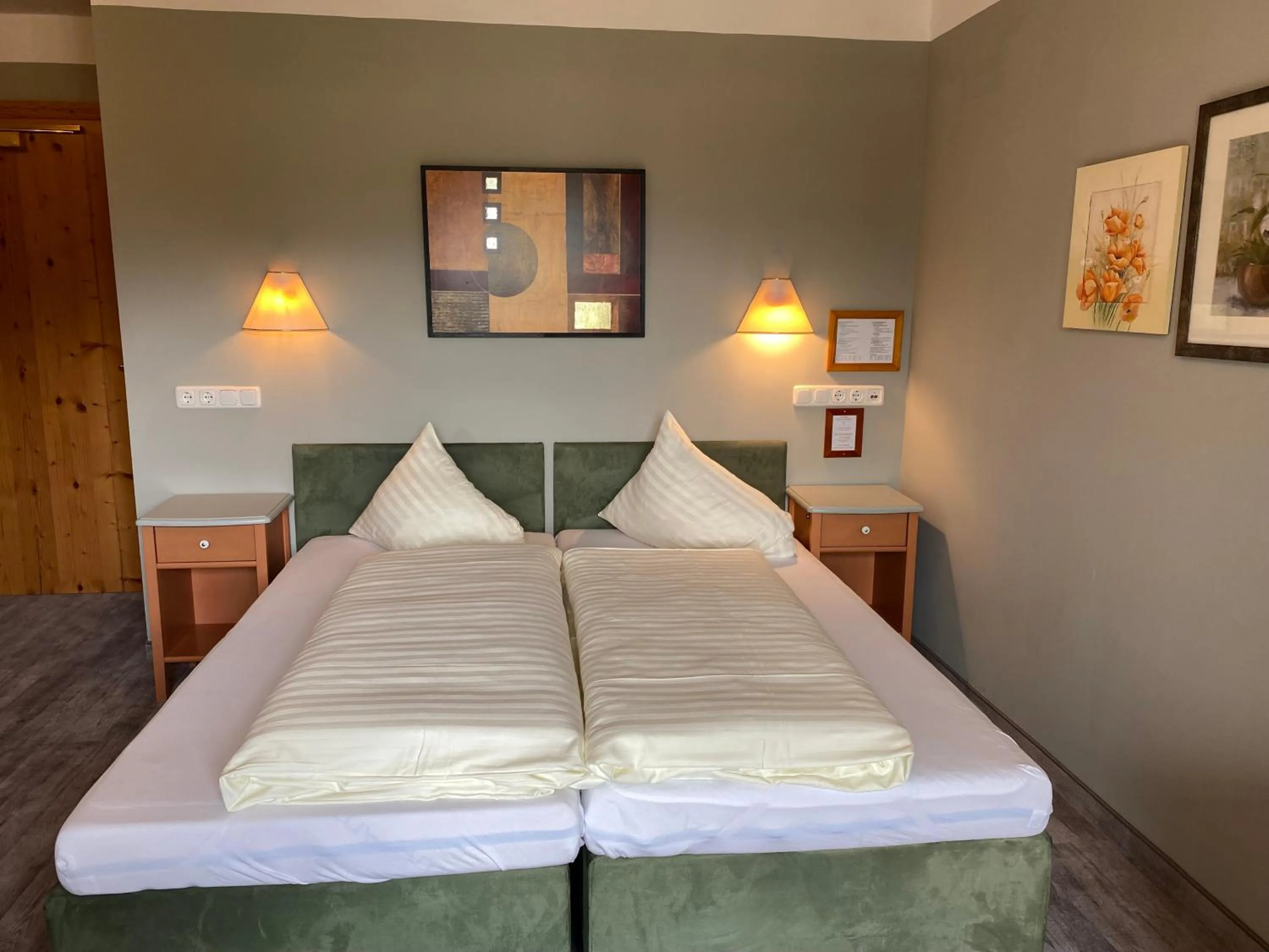 Bedroom, Bed in Hotel Edelweiss Kitzbühel