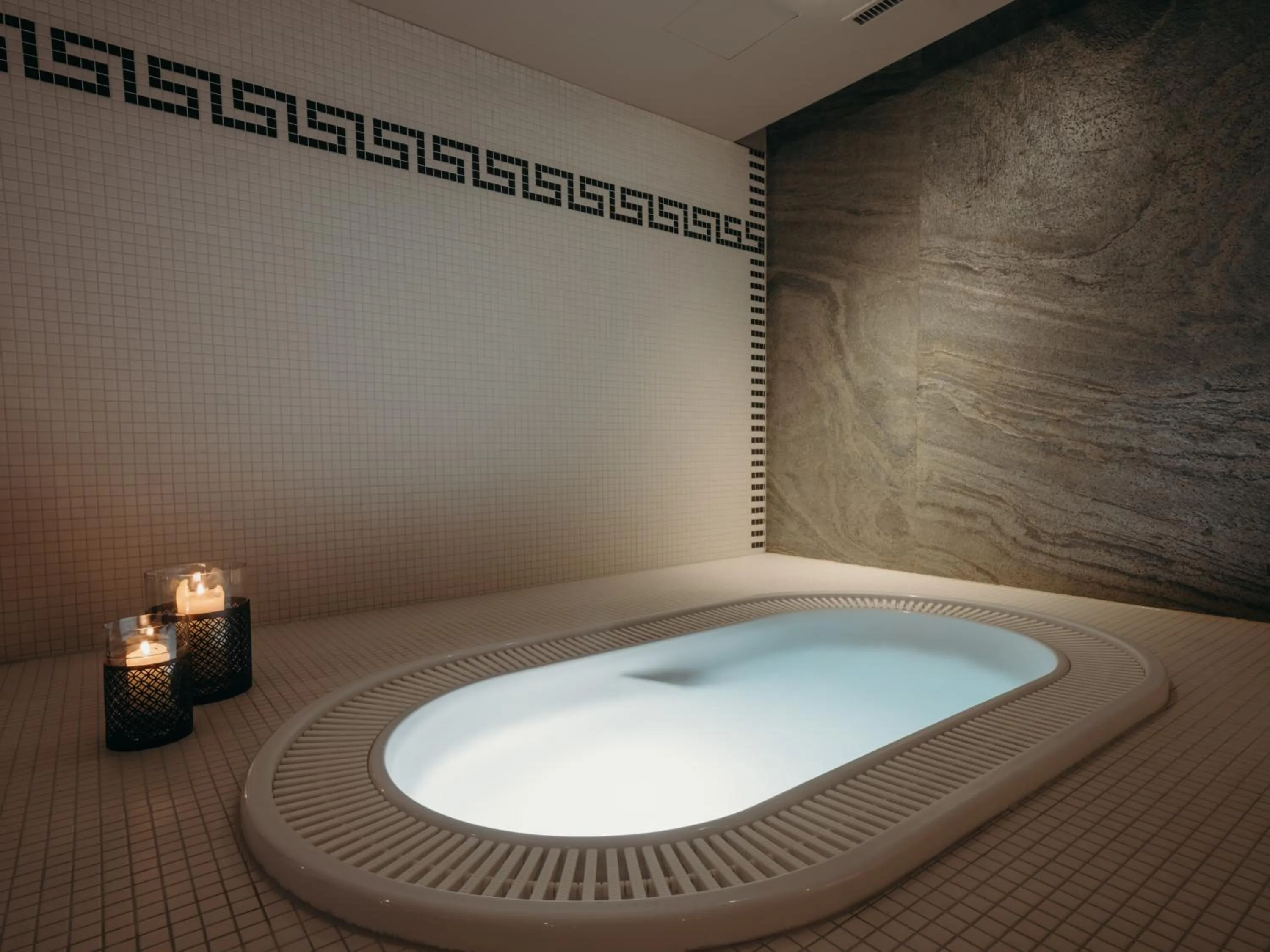 Hot Tub in Hotel Schloss Hünigen