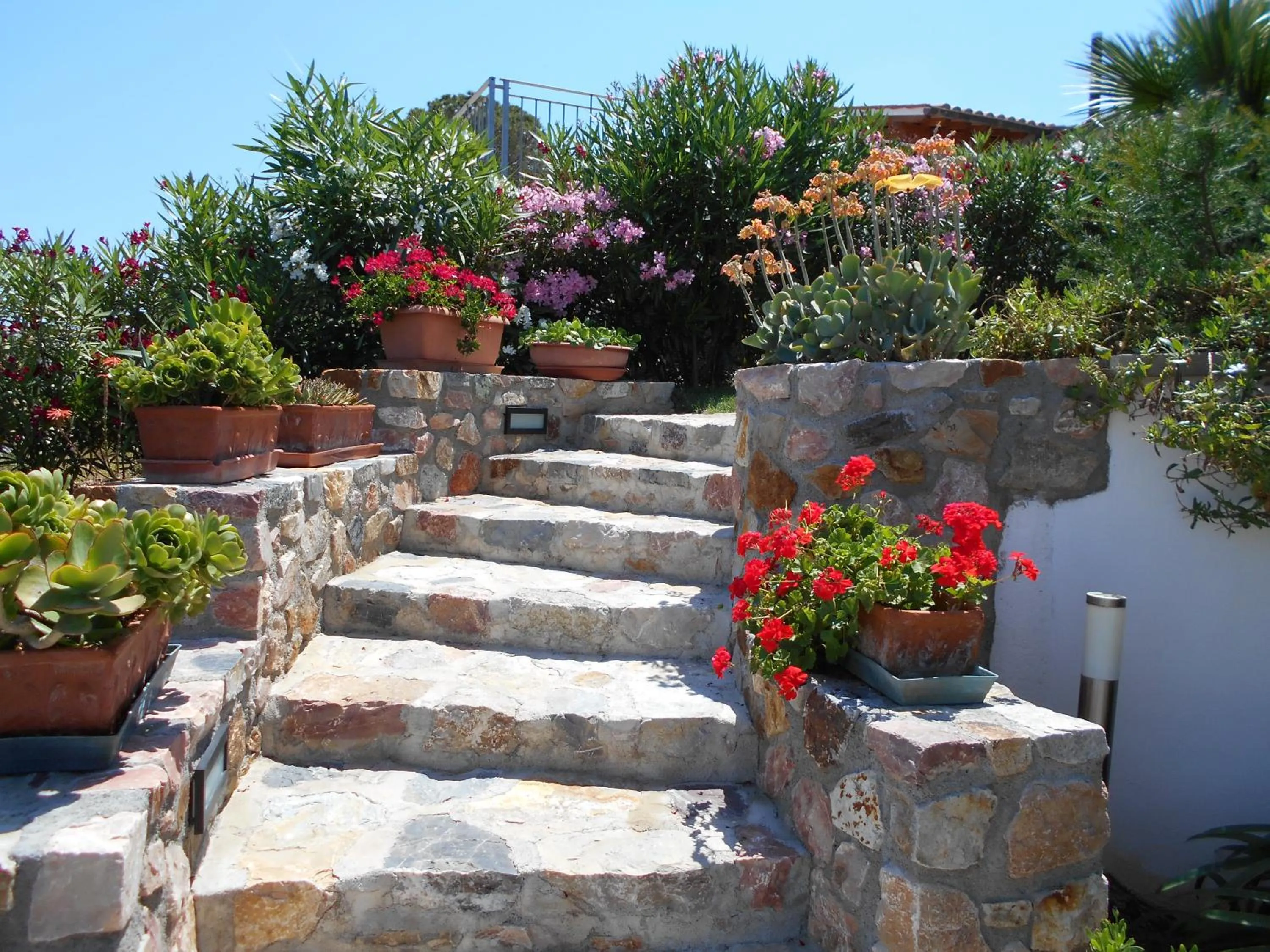 Master apartment in villa 6 to 8 persons with large private garden