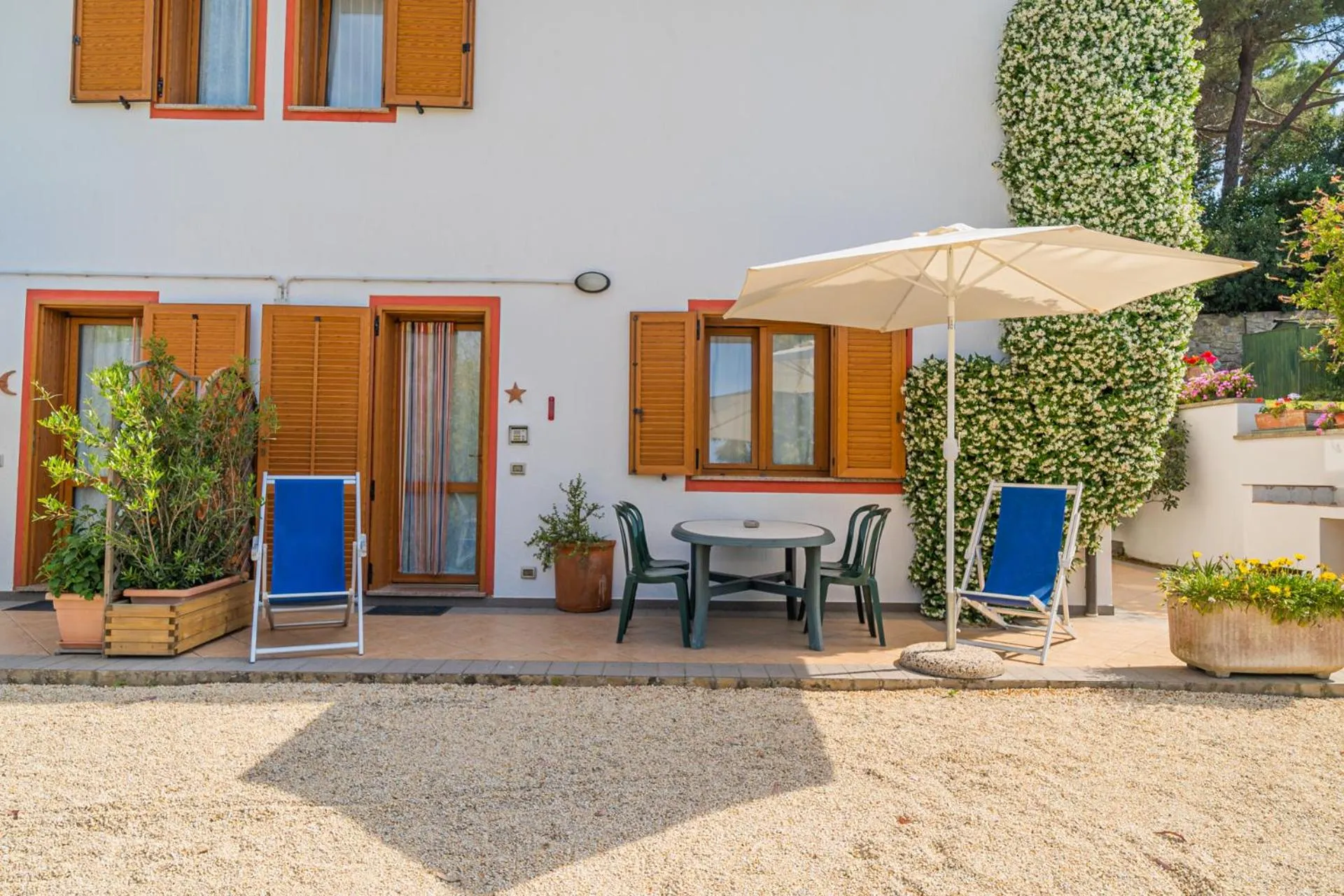 Master apartment in villa 6 to 8 persons with large private garden