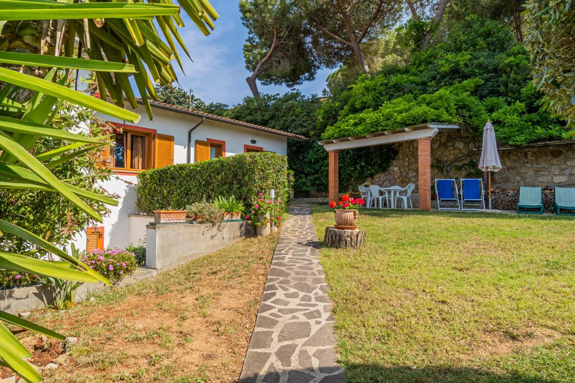 Master apartment in villa 6 to 8 persons with large private garden