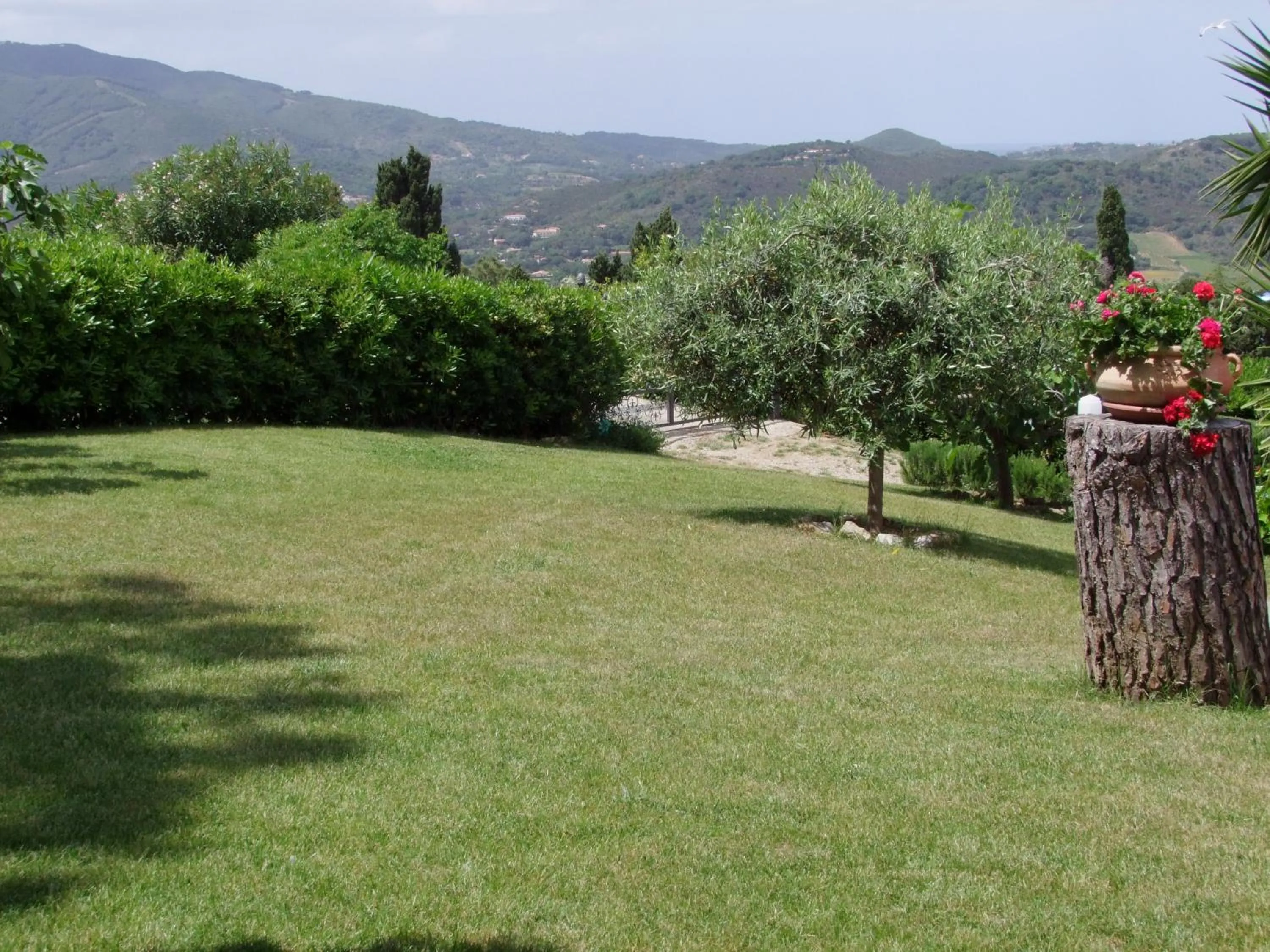 Master apartment in villa 6 to 8 persons with large private garden