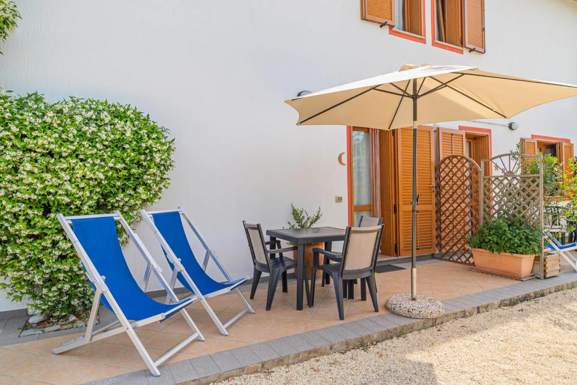 Master apartment in villa 6 to 8 persons with large private garden