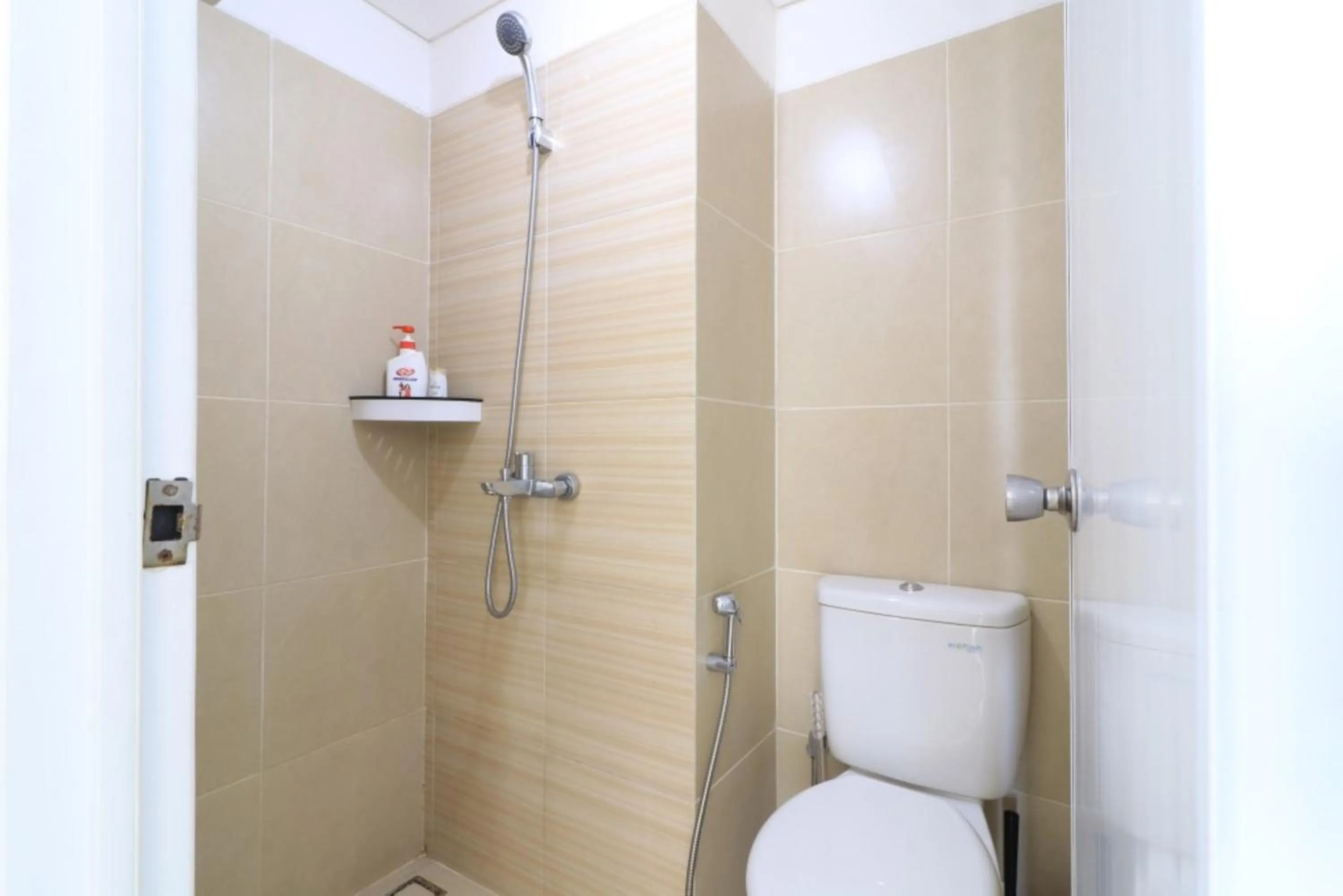 Bathroom in Paradise Mansion Apartment by Guardian Pro