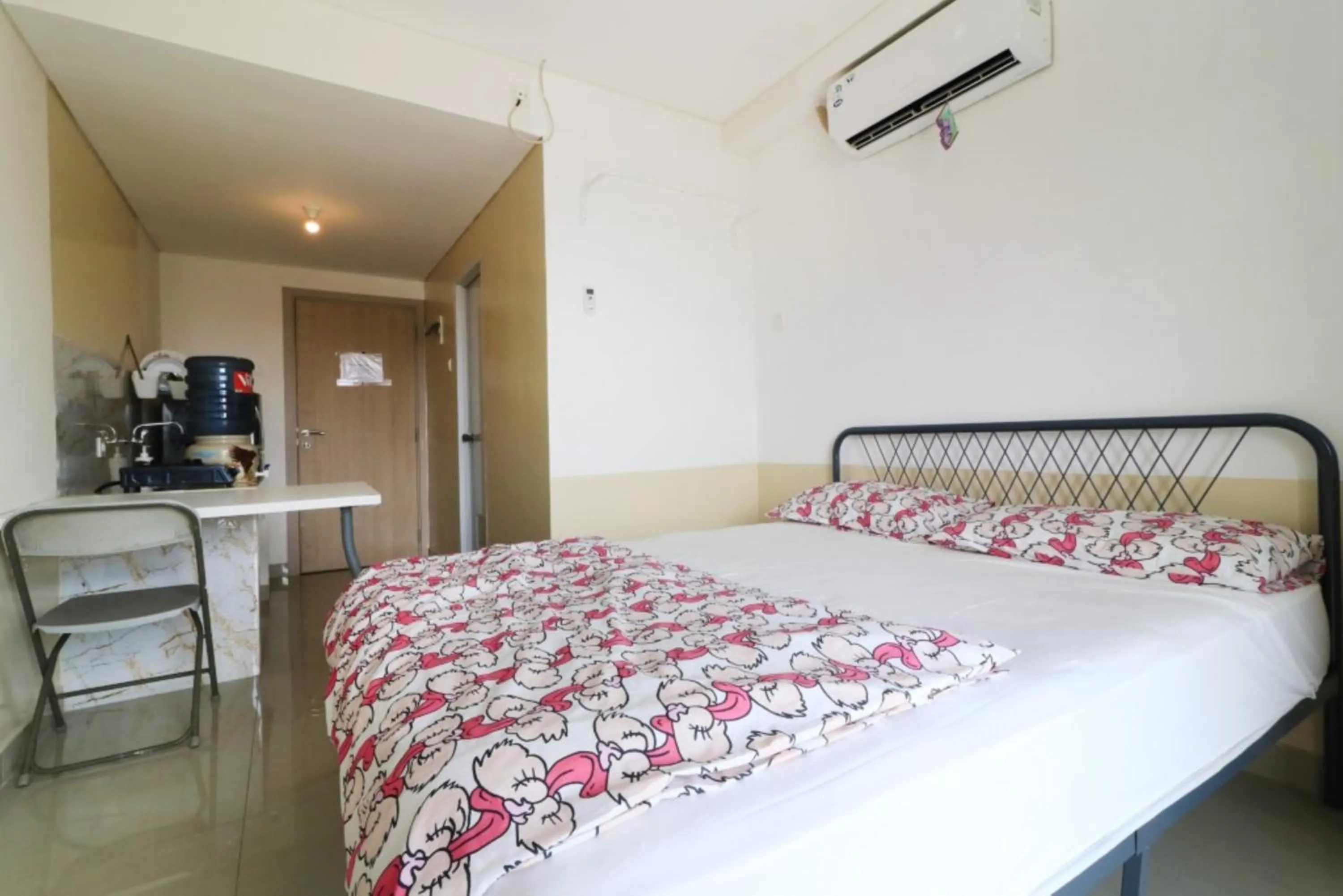 Bedroom in Paradise Mansion Apartment by Guardian Pro