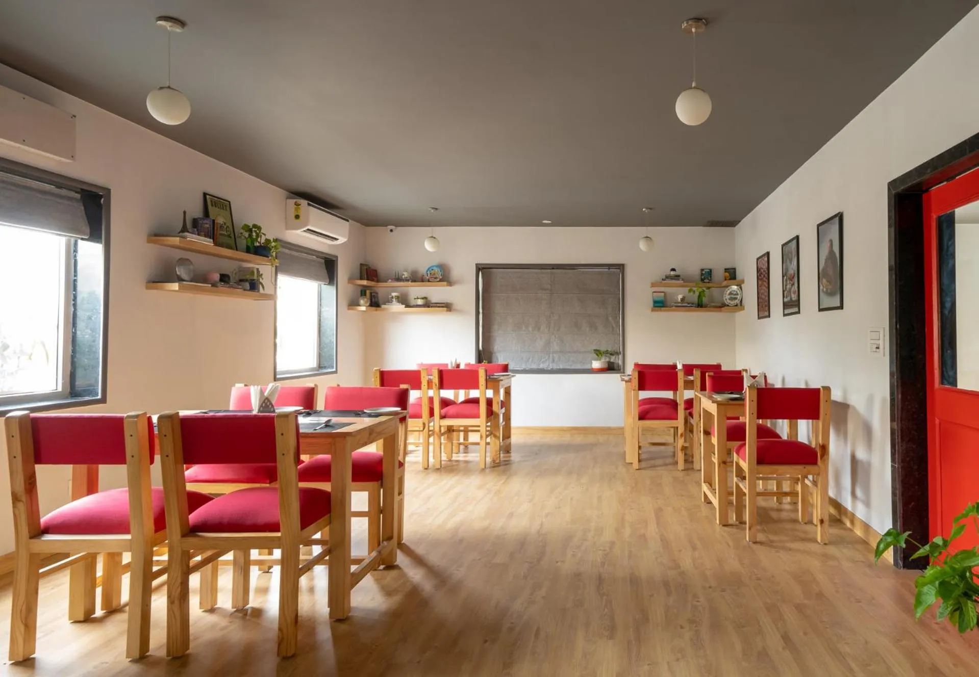 Restaurant/places to eat in Loft 24, Mansarovar