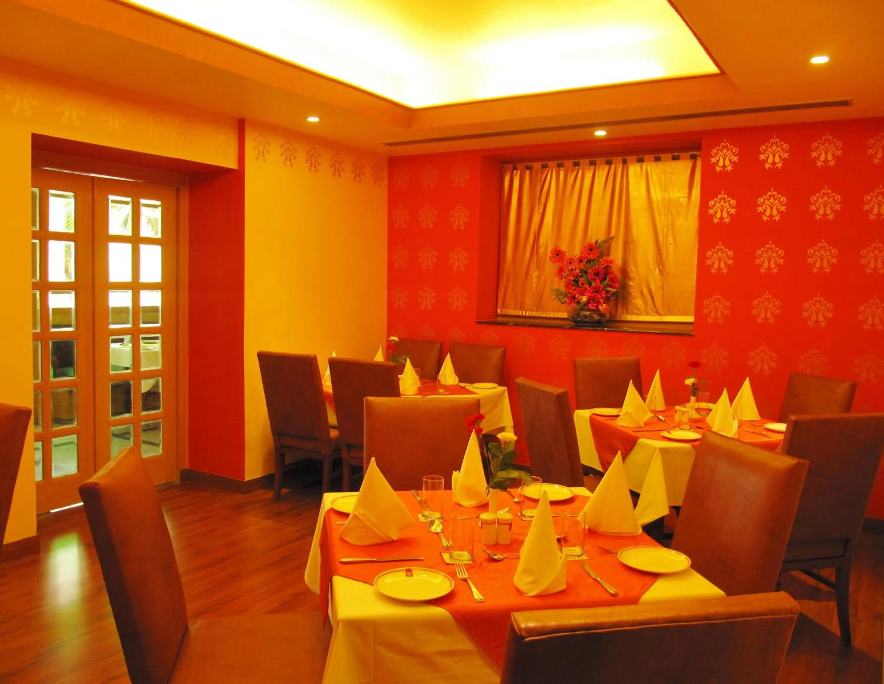 Restaurant/places to eat in Ritz Plaza