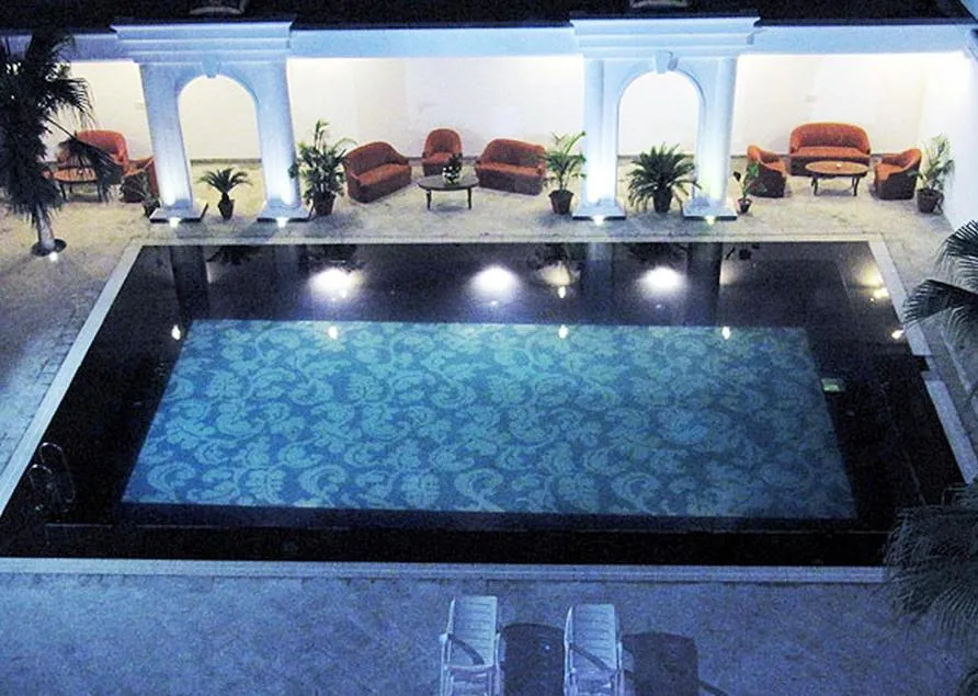 Swimming pool in Ritz Plaza
