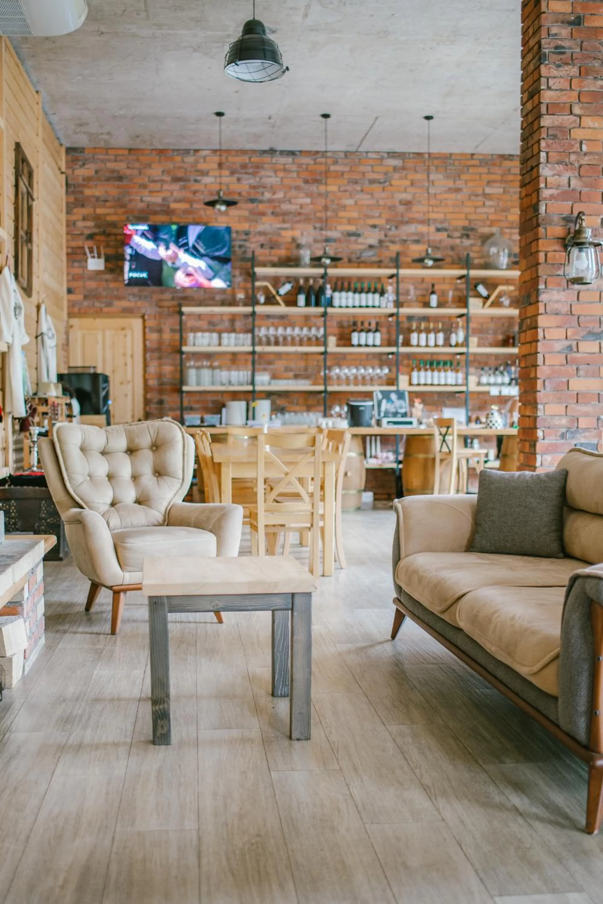 Restaurant/places to eat in Hotel Chateau Iveri