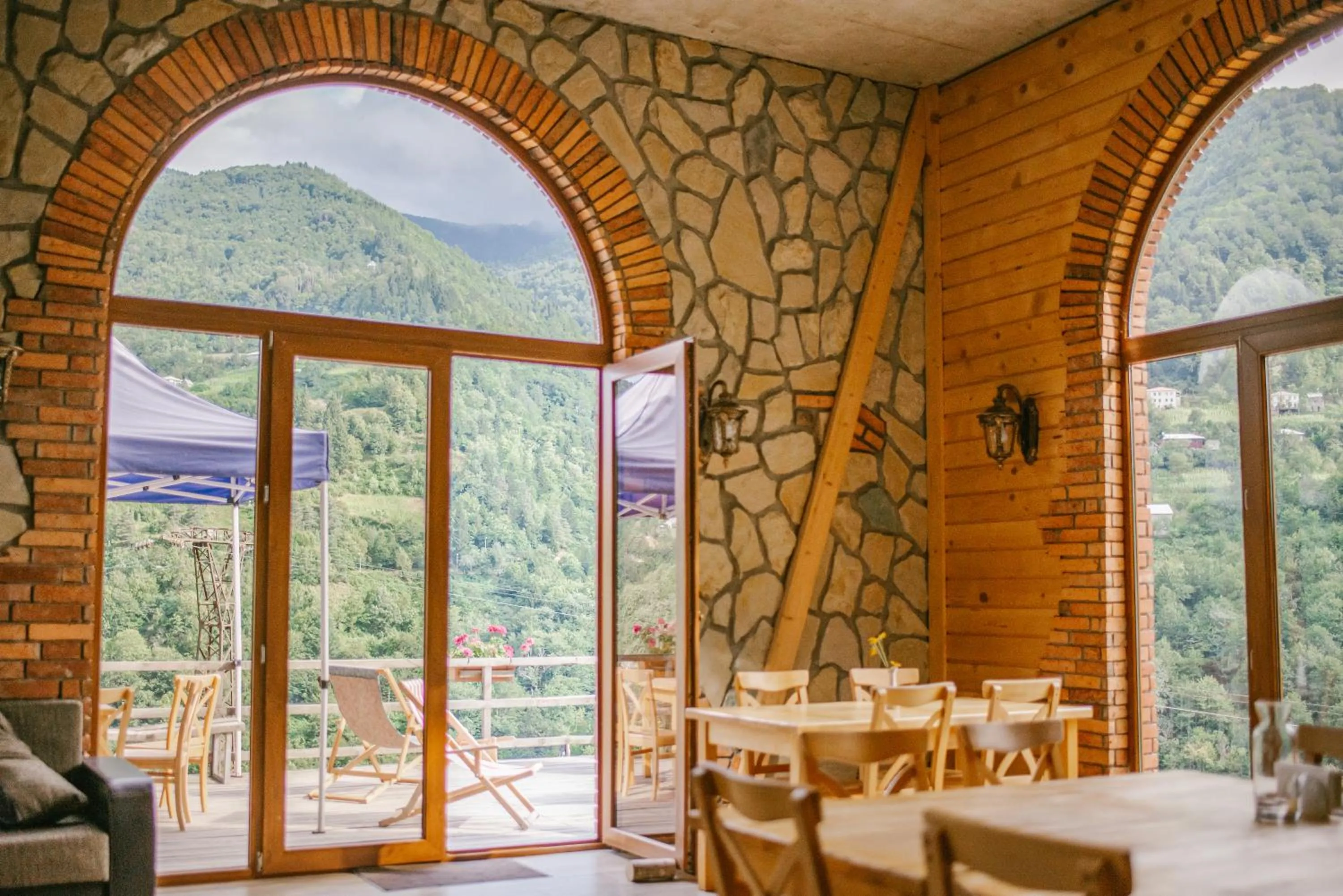 Restaurant/places to eat in Hotel Chateau Iveri