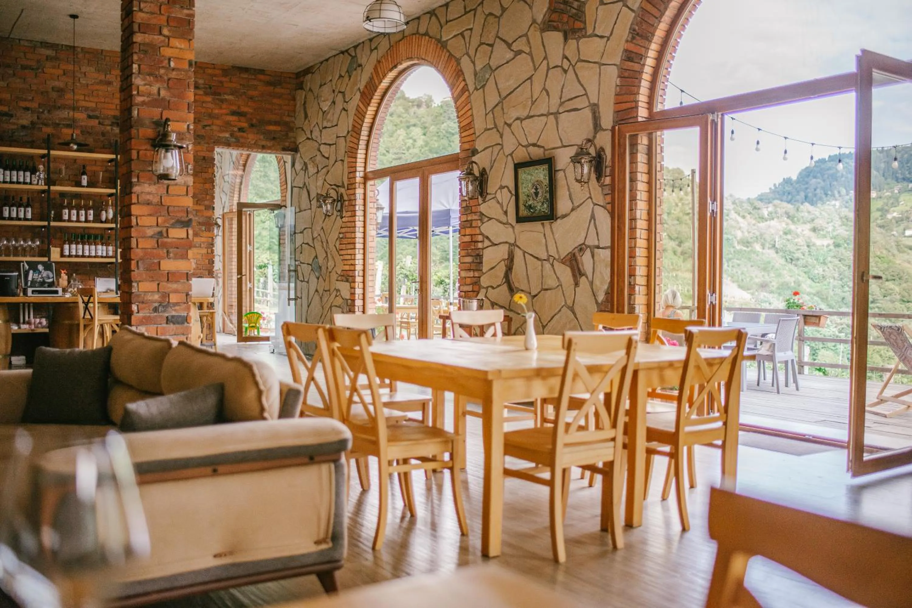 Restaurant/places to eat in Hotel Chateau Iveri