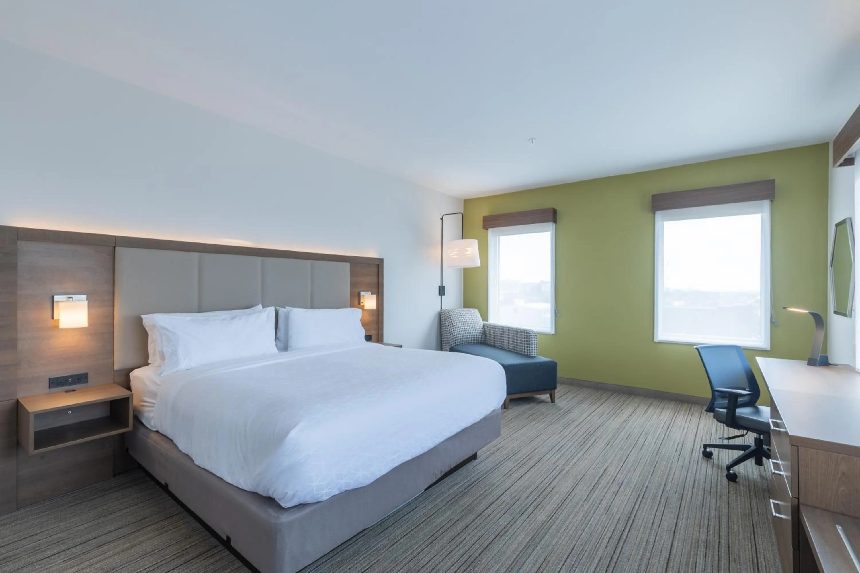 Bed in Holiday Inn Express & Suites Columbia Downtown The Vista by IHG