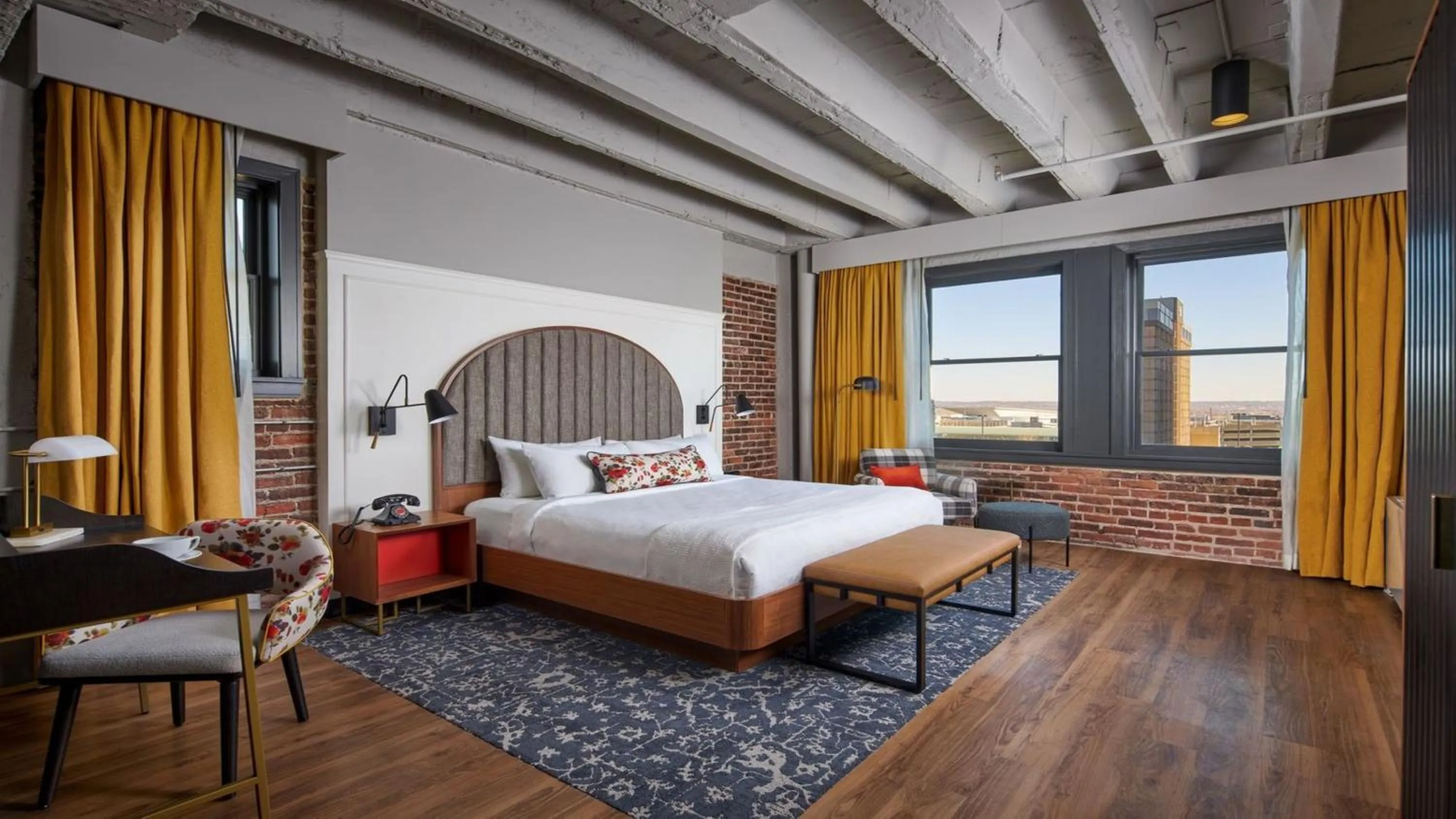 Photo of the whole room, Bed in Hotel Indigo - Omaha Downtown by IHG