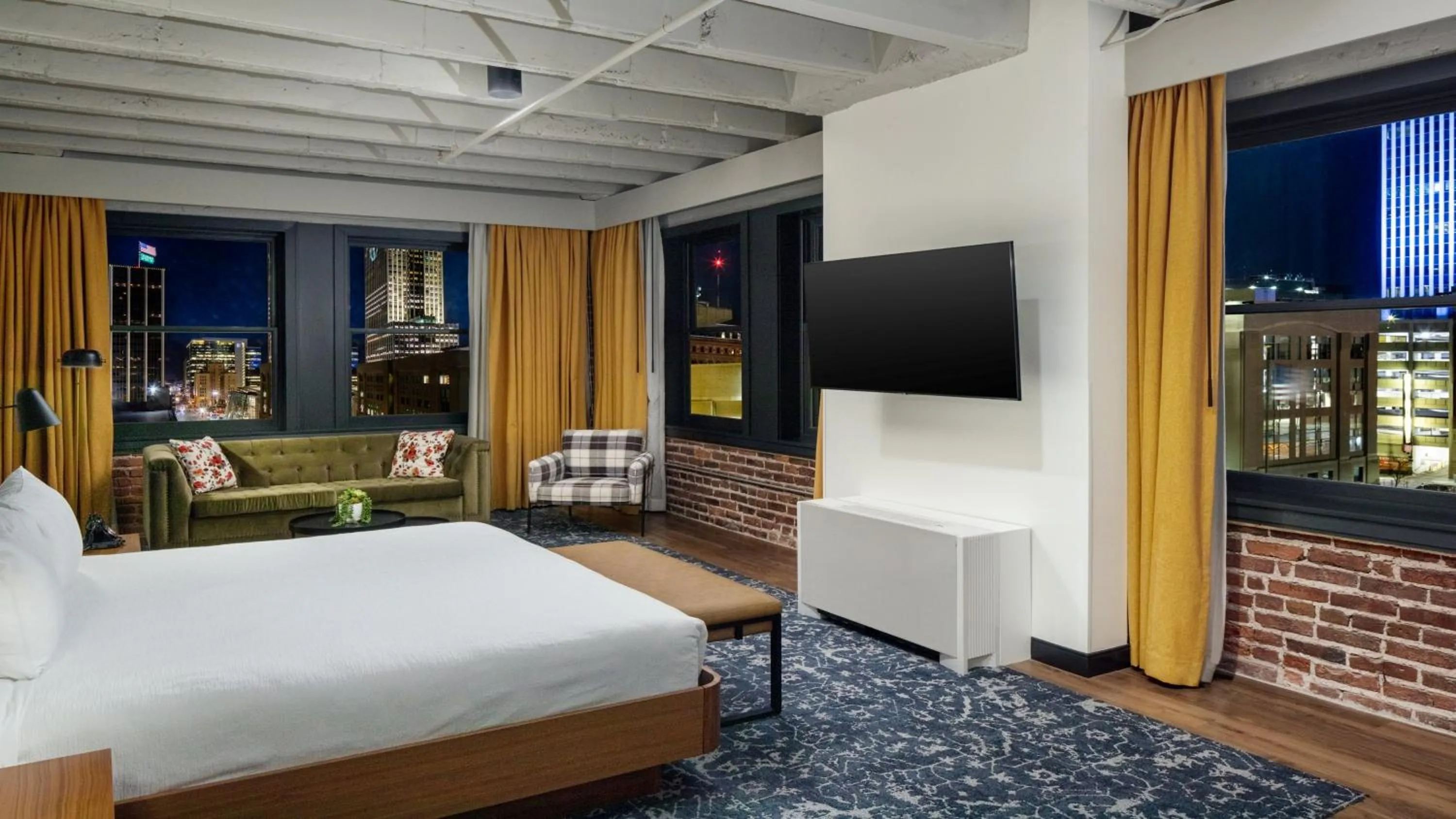 Photo of the whole room, Bed in Hotel Indigo - Omaha Downtown by IHG