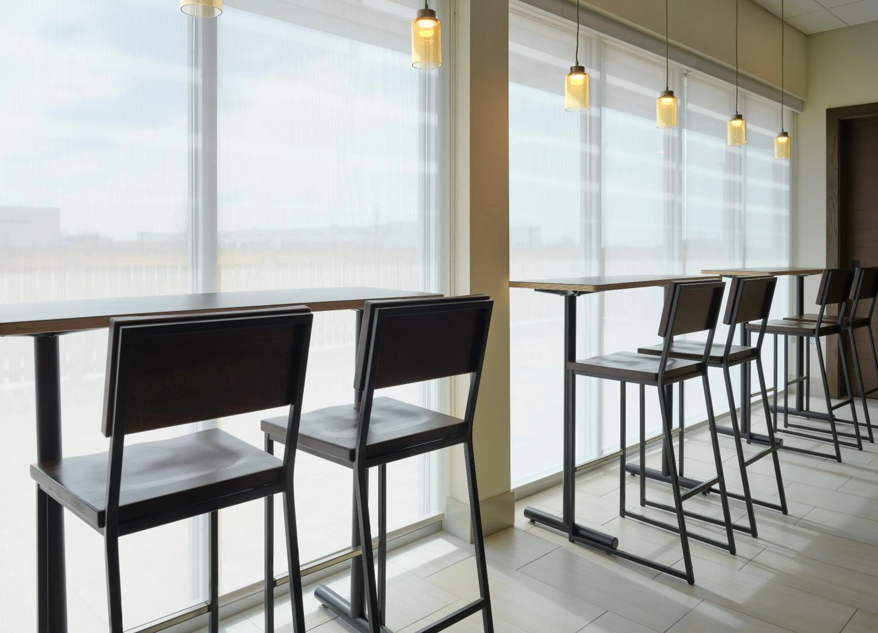 Dining area in Holiday Inn Express & Suites - Lockport by IHG