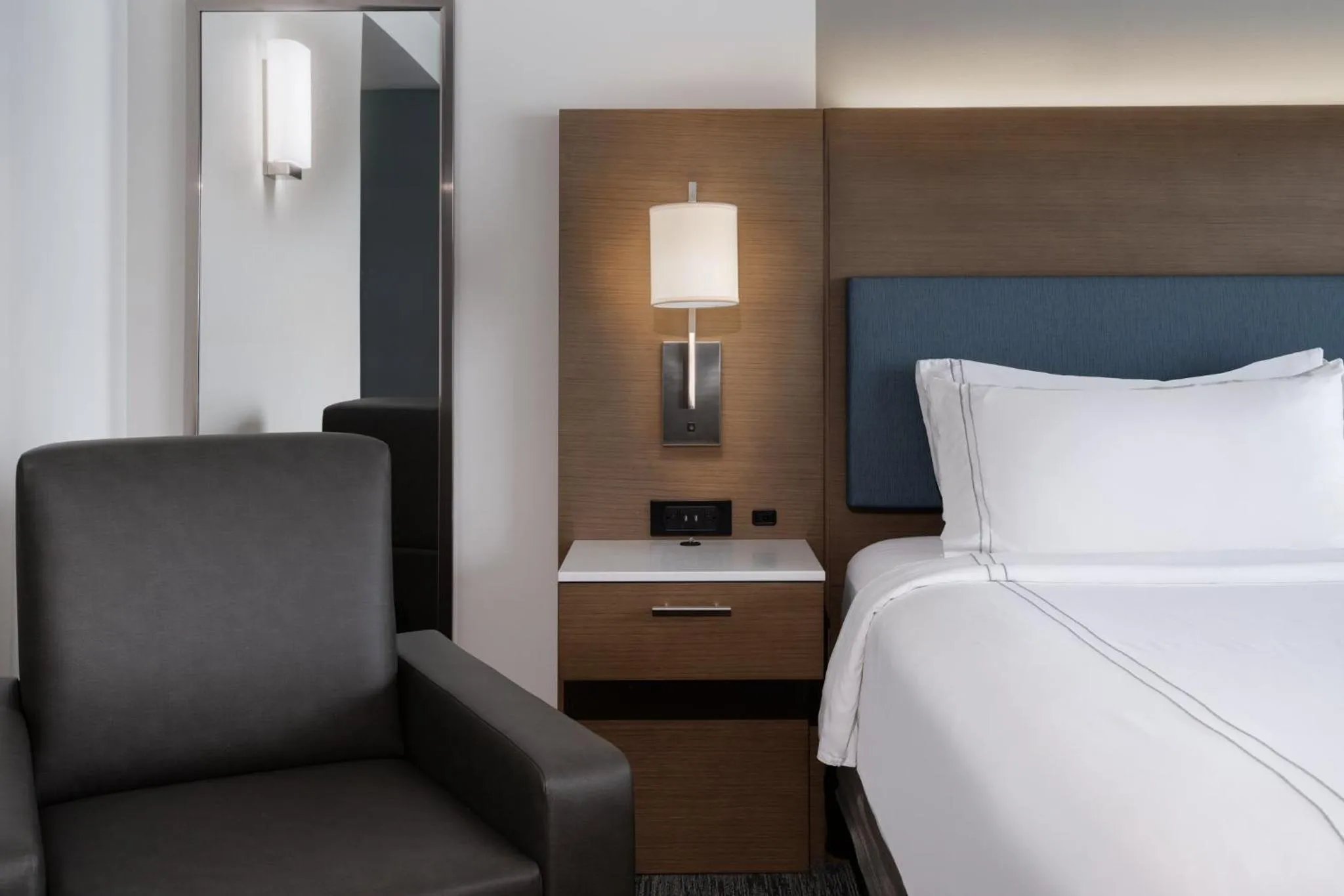 Photo of the whole room, Bed in EVEN Hotel Rochester - Mayo Clinic Area by IHG