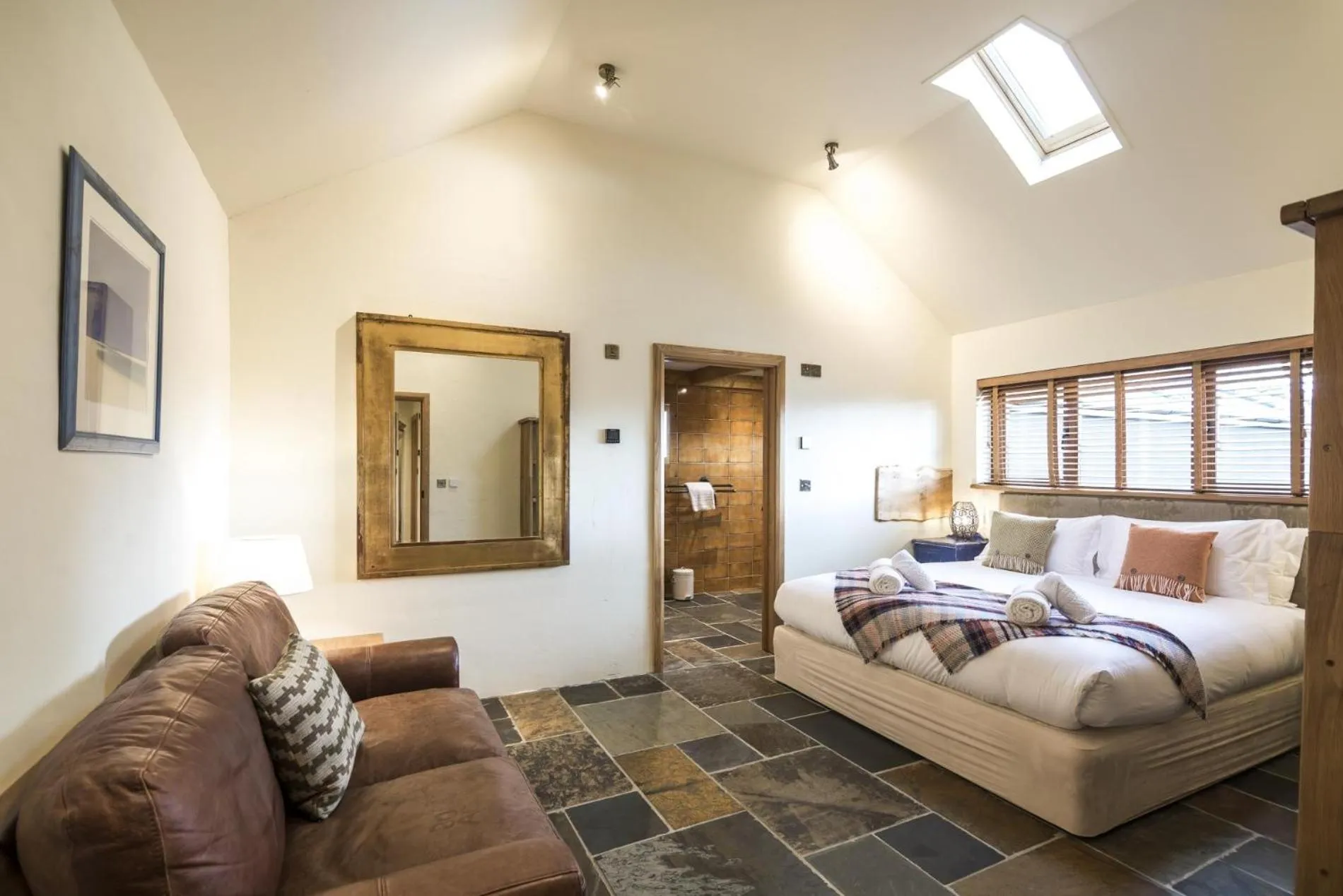 Floor plan, Bed in Lavender - Luxurious Barn Conversion - Blossom Farm