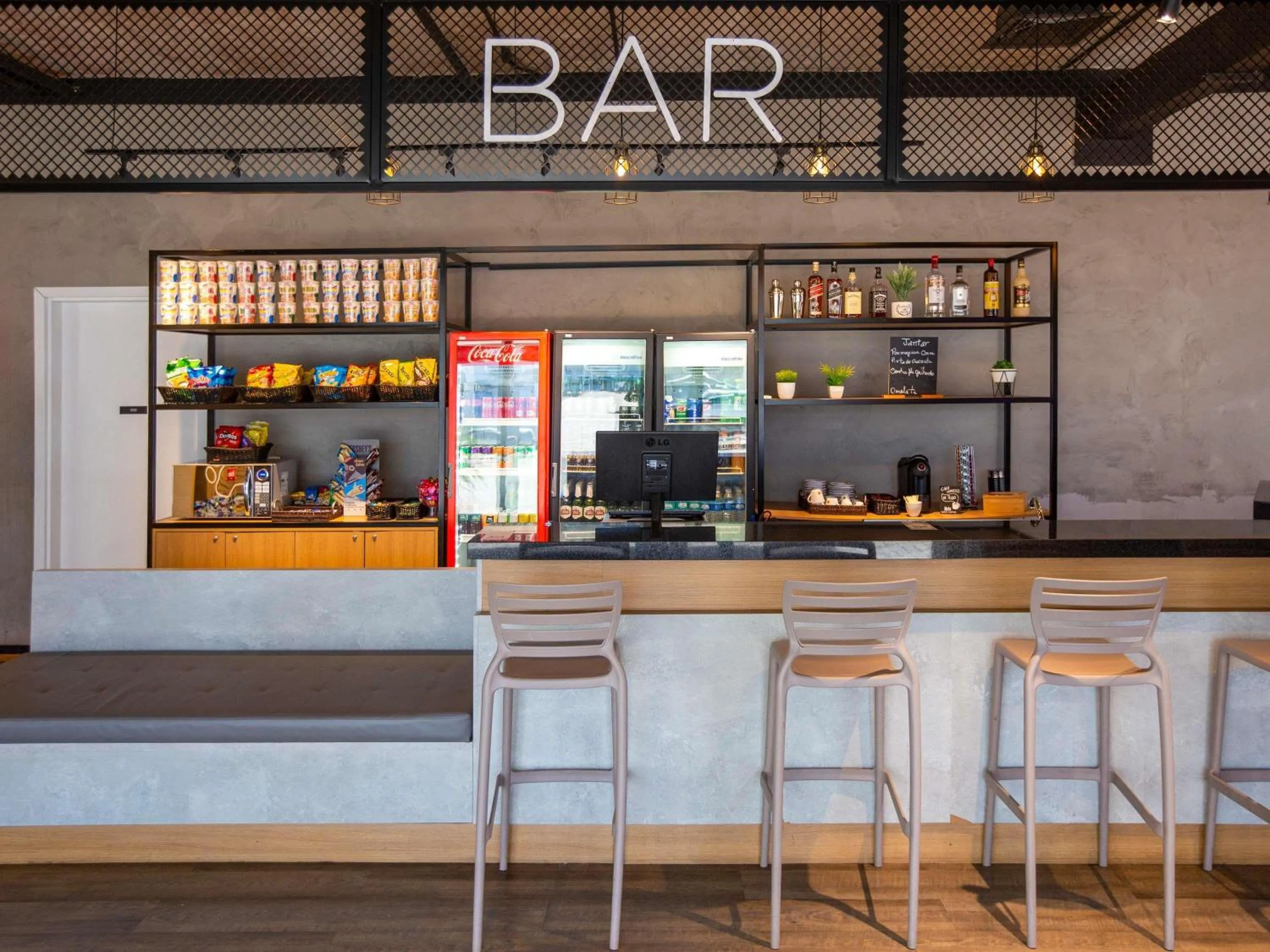 Lounge or bar in ibis Cuiaba Shopping